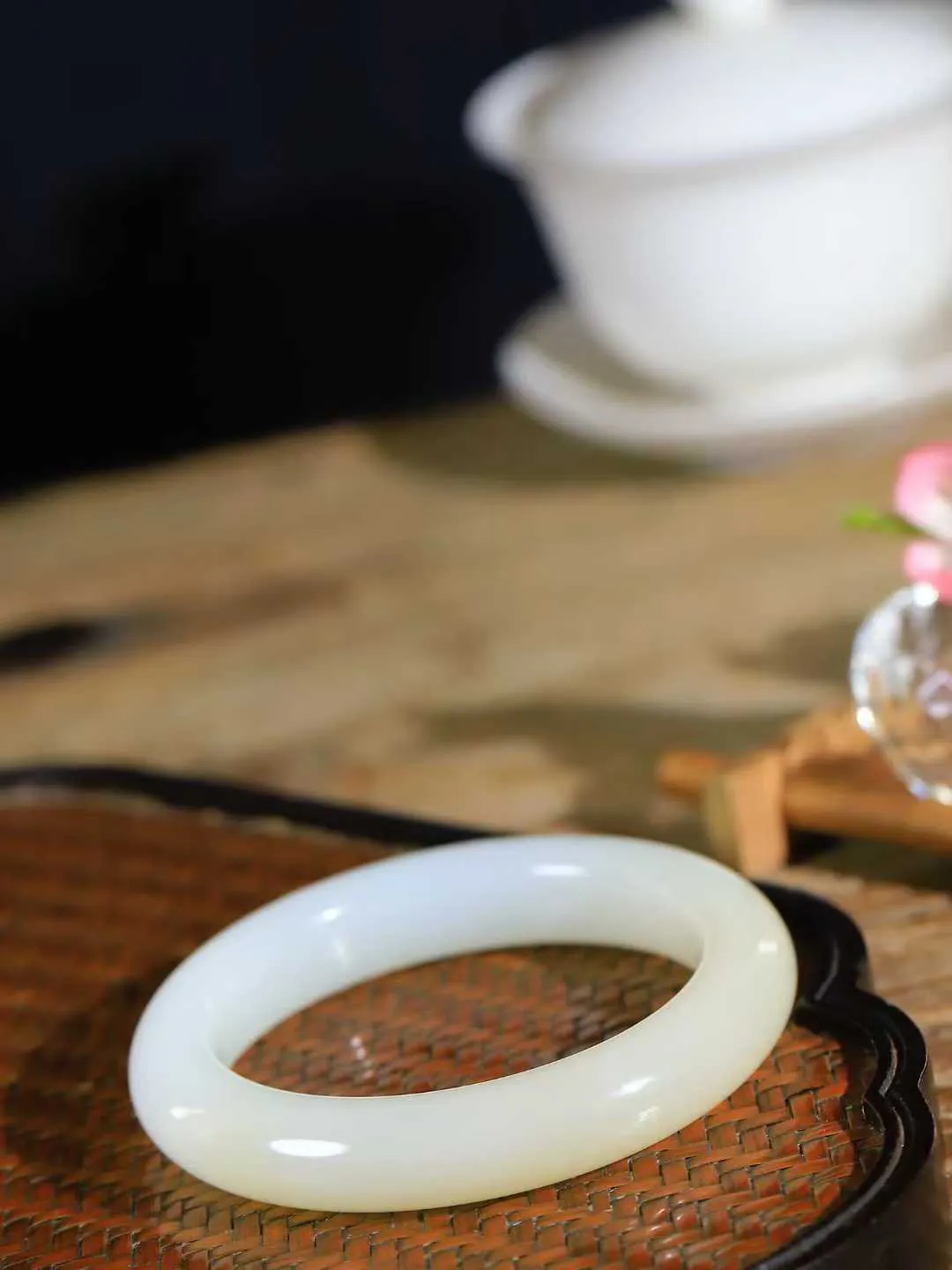 【花样年华·手镯】

精品️和田玉糖白玉手镯，质地油润细腻，色泽高贵典雅，镯型古朴典雅。在诗情画意