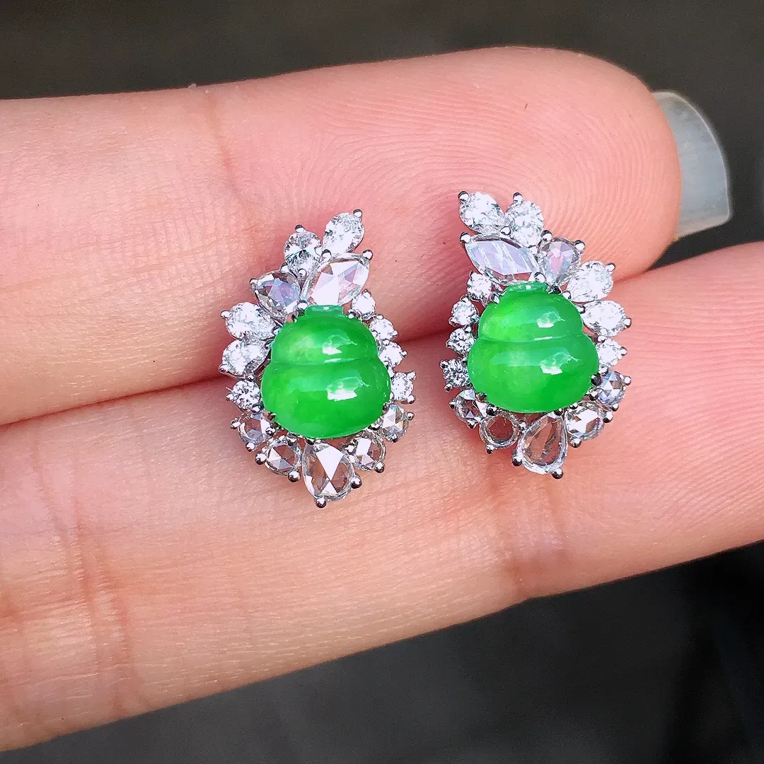 阳绿葫芦耳钉，色泽均匀艳丽，玉质细腻，荧光感超
强，饱满圆润，尽显优雅气质，18k
金豪华镶嵌