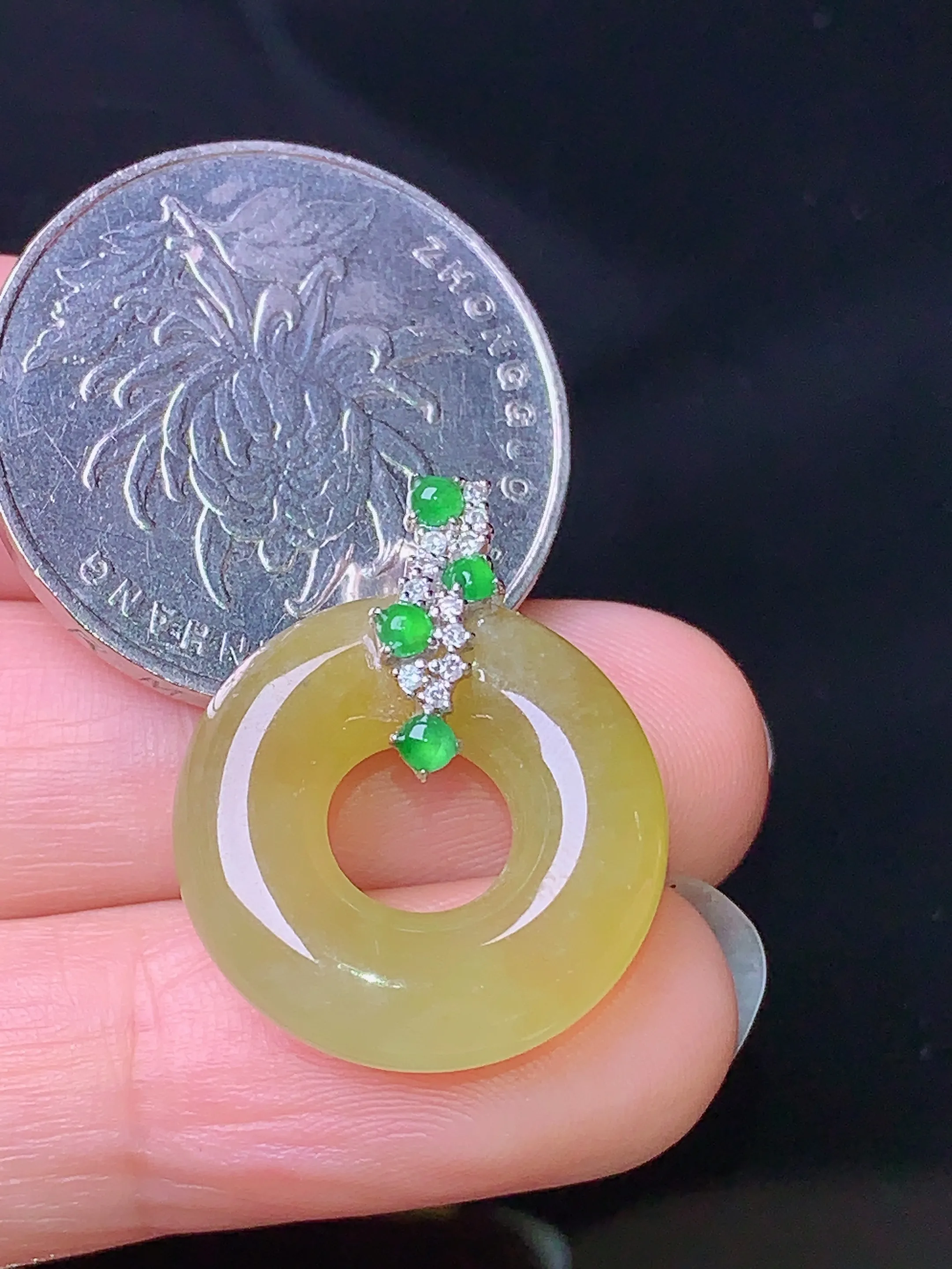 18k金钻镶嵌黄翡平安环吊坠 玉质细腻 色泽清新艳丽 整体尺寸23.3*19*6