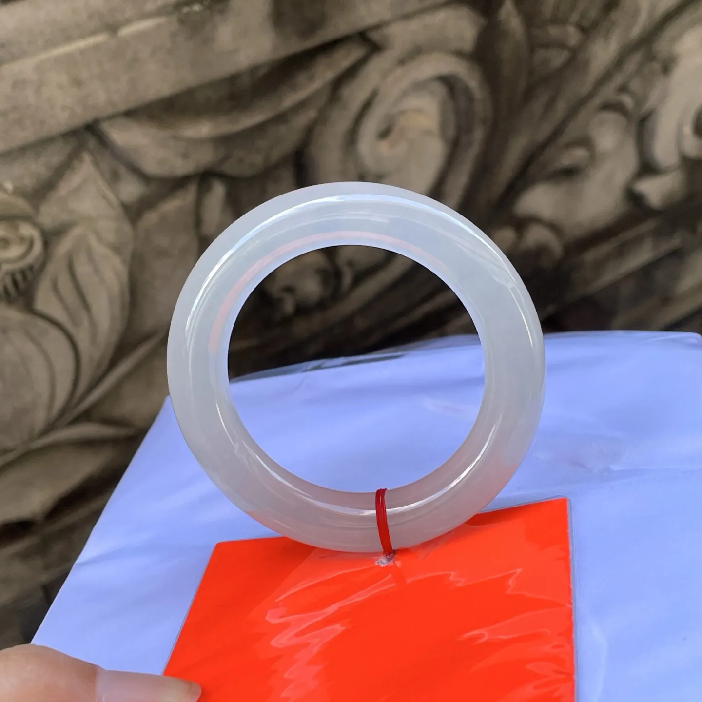 54圆条
白月光，胖冰条子，莹润得像将晨露锁进了玉里，在光下流转着素净的光晕，藏着岁月打磨的温婉，是古典雅致的诗行