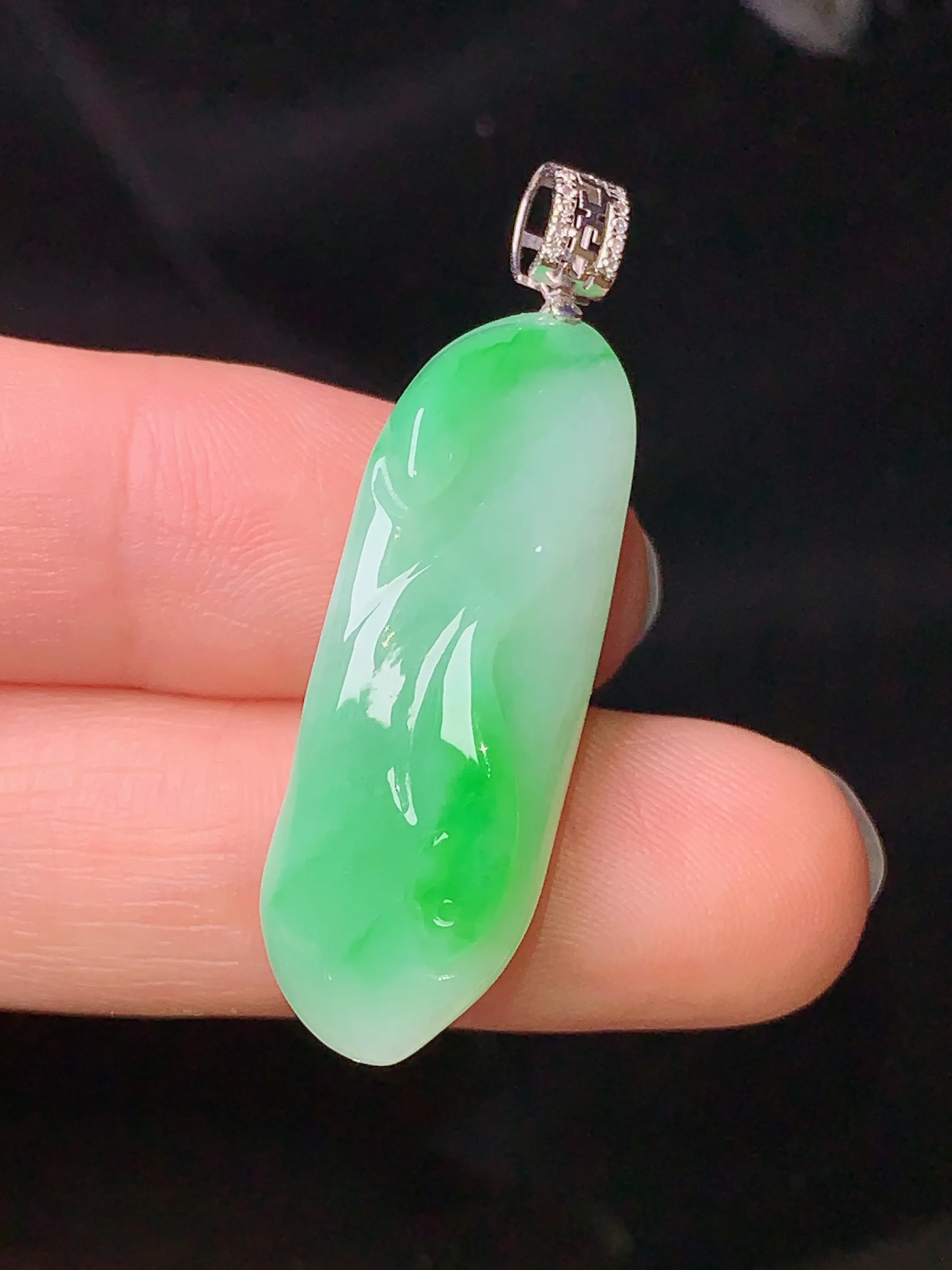 18k金钻镶嵌飘绿花蕾吊坠 玉质细腻 色泽清新艳丽 整体尺寸38.6*11.3*10.3