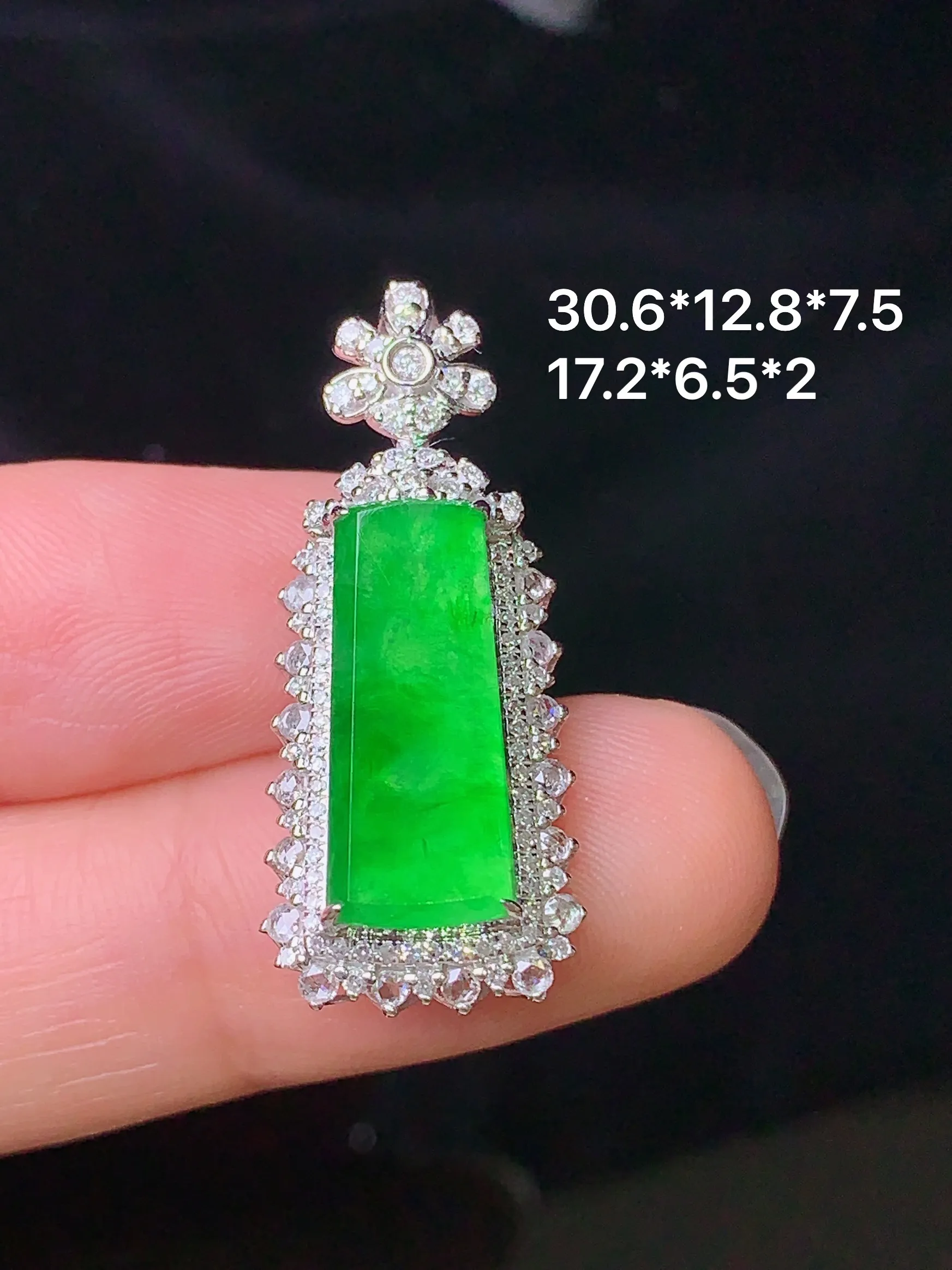 18k金钻镶嵌翠绿无事牌吊坠 玉质细腻 色泽清新艳丽 整体尺寸30.6*12.8*7.5