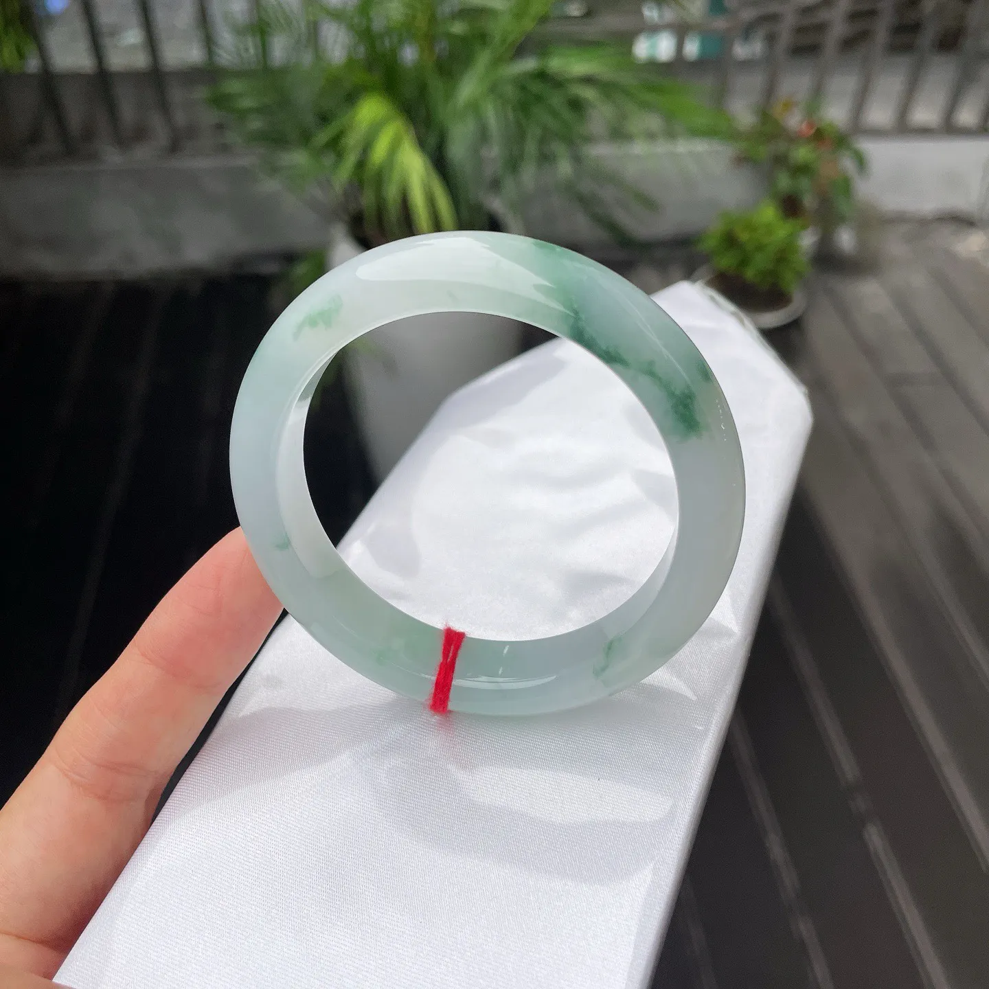 55圈口
飘花，江南烟雨中的翠影，清透间缀着灵动的绿，在腕间晕染出诗意的朦胧