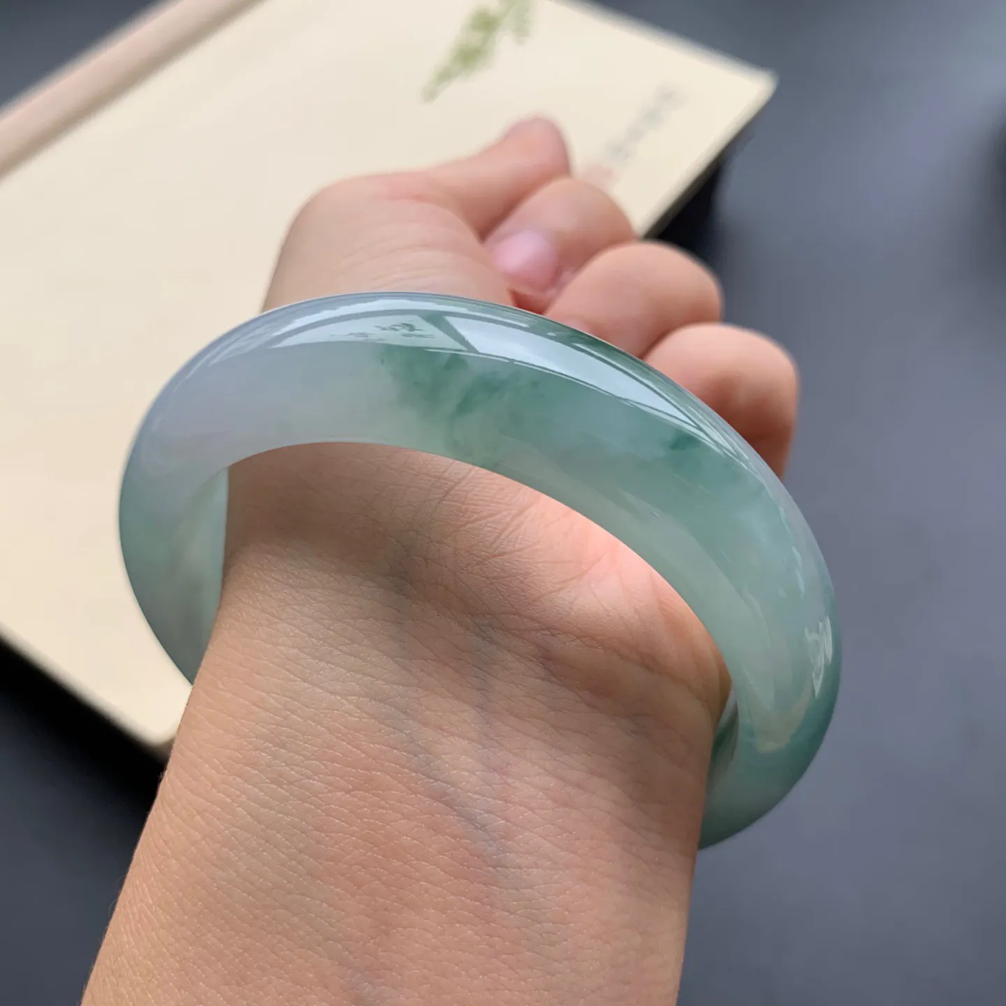 56.5圈口飘花正圈手镯 尺寸：56.5-15.3-8.2，无纹裂，细腻起胶，花色浓郁