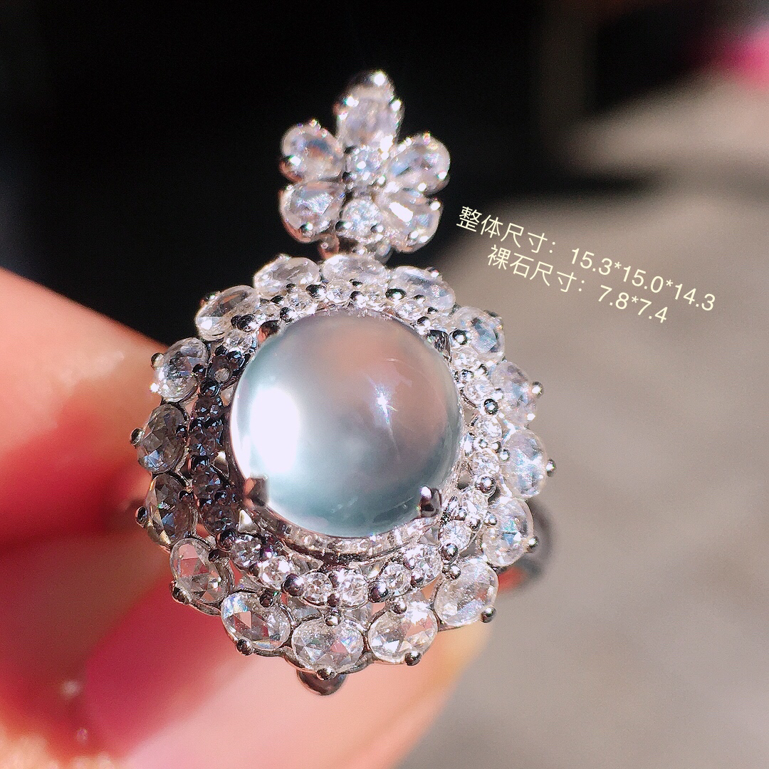 玻璃种蛋面戒指/吊坠两用款，玉质细腻，荧光感超
强，饱满圆润，尽显优雅气质，18k
金豪华镶嵌