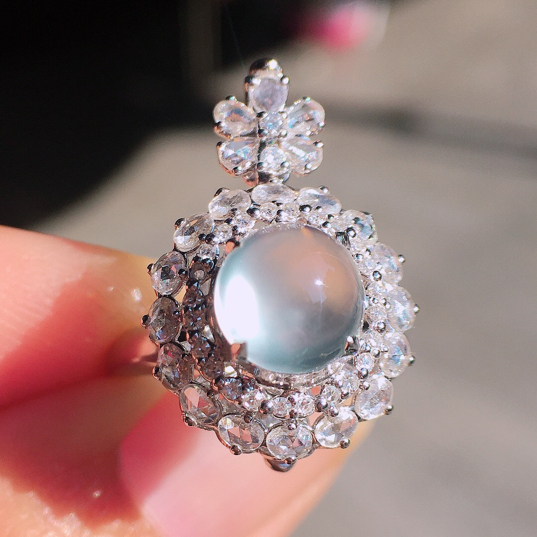 玻璃种蛋面戒指/吊坠两用款，玉质细腻，荧光感超
强，饱满圆润，尽显优雅气质，18k
金豪华镶嵌