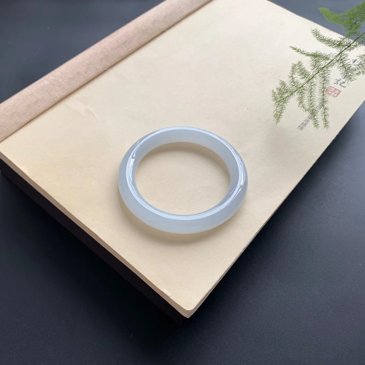 55圈口冰圆条手镯 尺寸：55-10-10.2，无纹裂，白净光滑，水润起胶