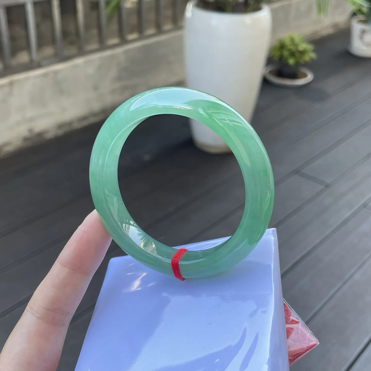 55圈口🥒
整条带色，有种有色，就是你们要的那种要透的绿的