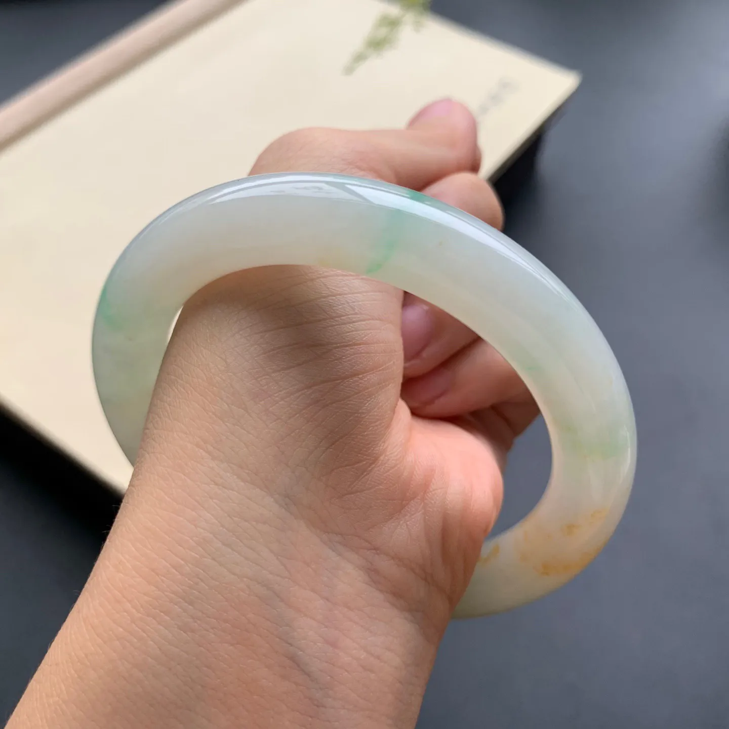 60圈口黄翡飘绿圆条手镯 尺寸：60-12-11，无纹裂，细腻光滑，条形饱满