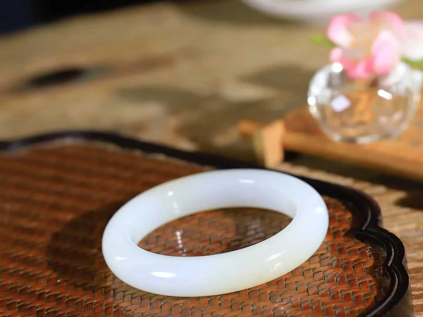 [温润如玉.手镯]

精品和田玉糖白玉手镯。玉质温润细腻 油性十足 手感舒适，高华雅逸，线条流畅，简