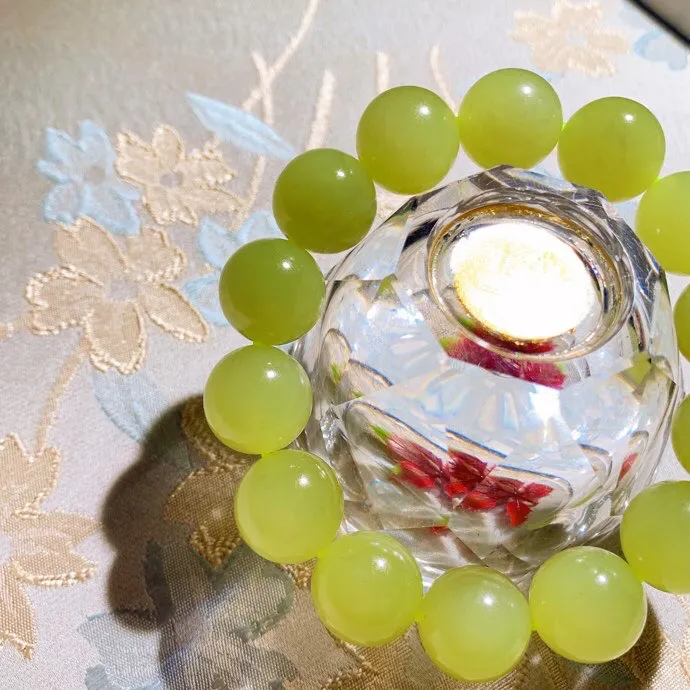 新疆和田玉若羌黄口料圆珠手串。单颗尺寸16重84.5克。玉质细腻油润。手推出油。佩戴高端典雅。lt251104