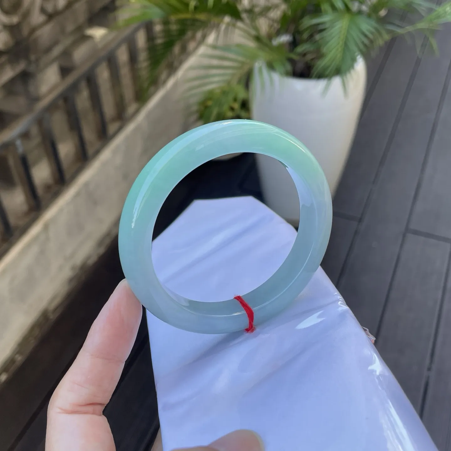 60圈口
带色，似将春日里那抹清新的嫩草色凝于环形，莹润透亮，