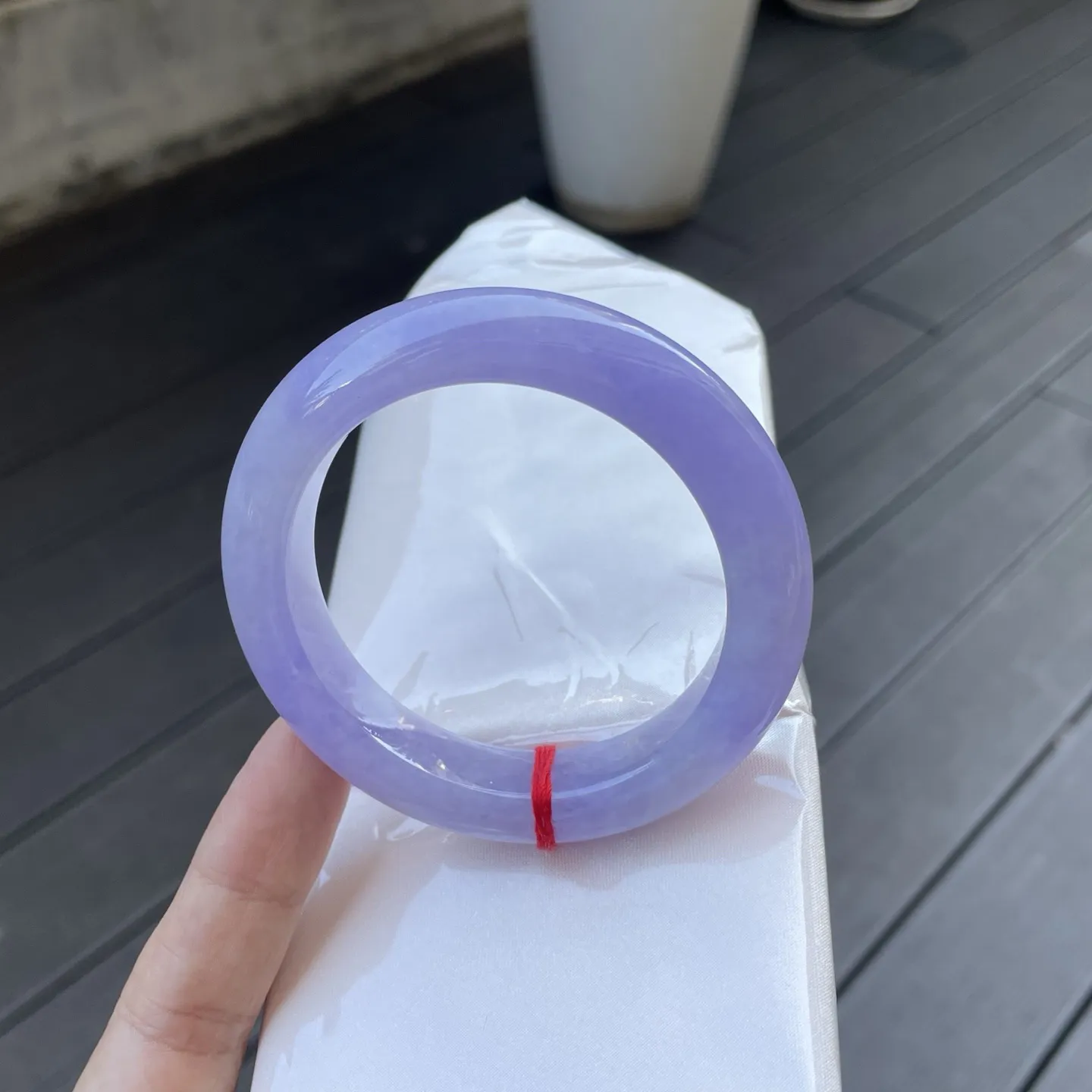 54+圈口
满紫，光泽温润，如盛着一汪紫水晶般的梦，流转着静谧的浪漫