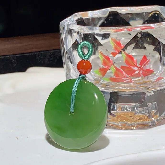 和田玉阳绿俄罗斯碧玉平安扣挂件。尺寸30/9玉质细腻油润。手推出油。佩戴高端典雅。lt251104