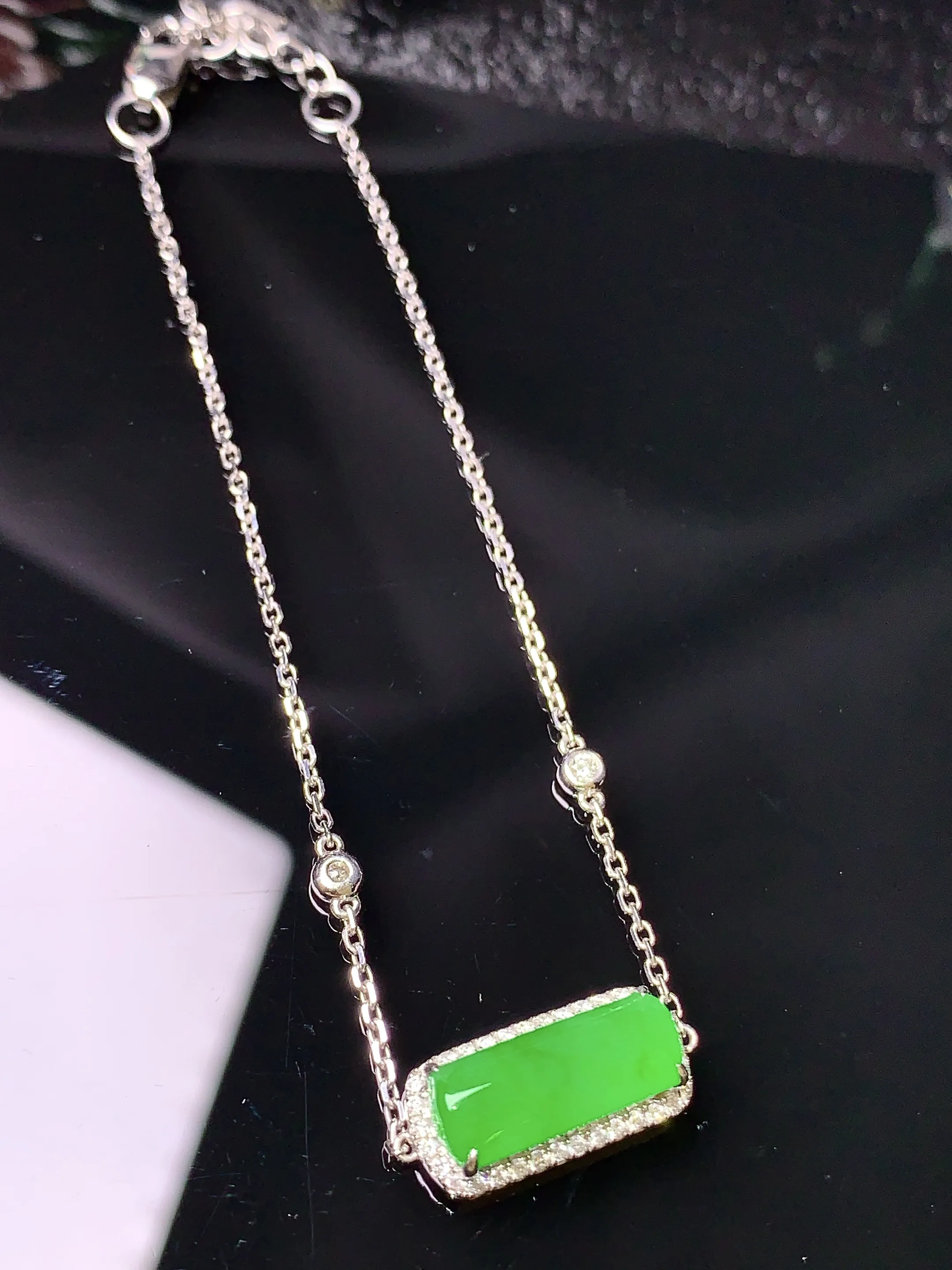 18k金钻镶嵌满绿玉柱手链 玉质细腻 色泽清新艳丽 整体尺寸12.6*4.7*3.2