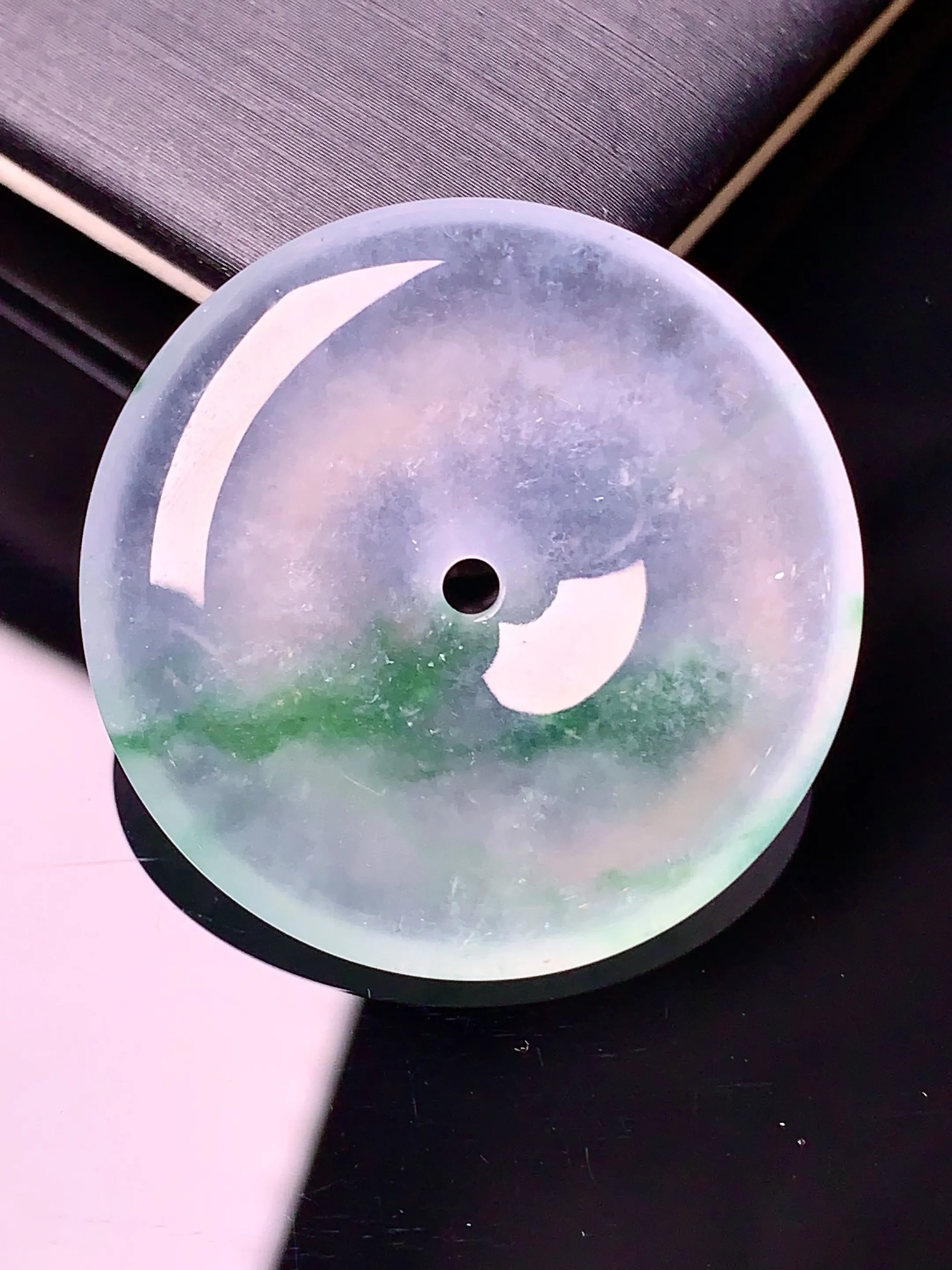 玻璃种飘绿平安扣吊坠 玉质细腻 色泽清新艳丽 整体尺寸31.8*5.7