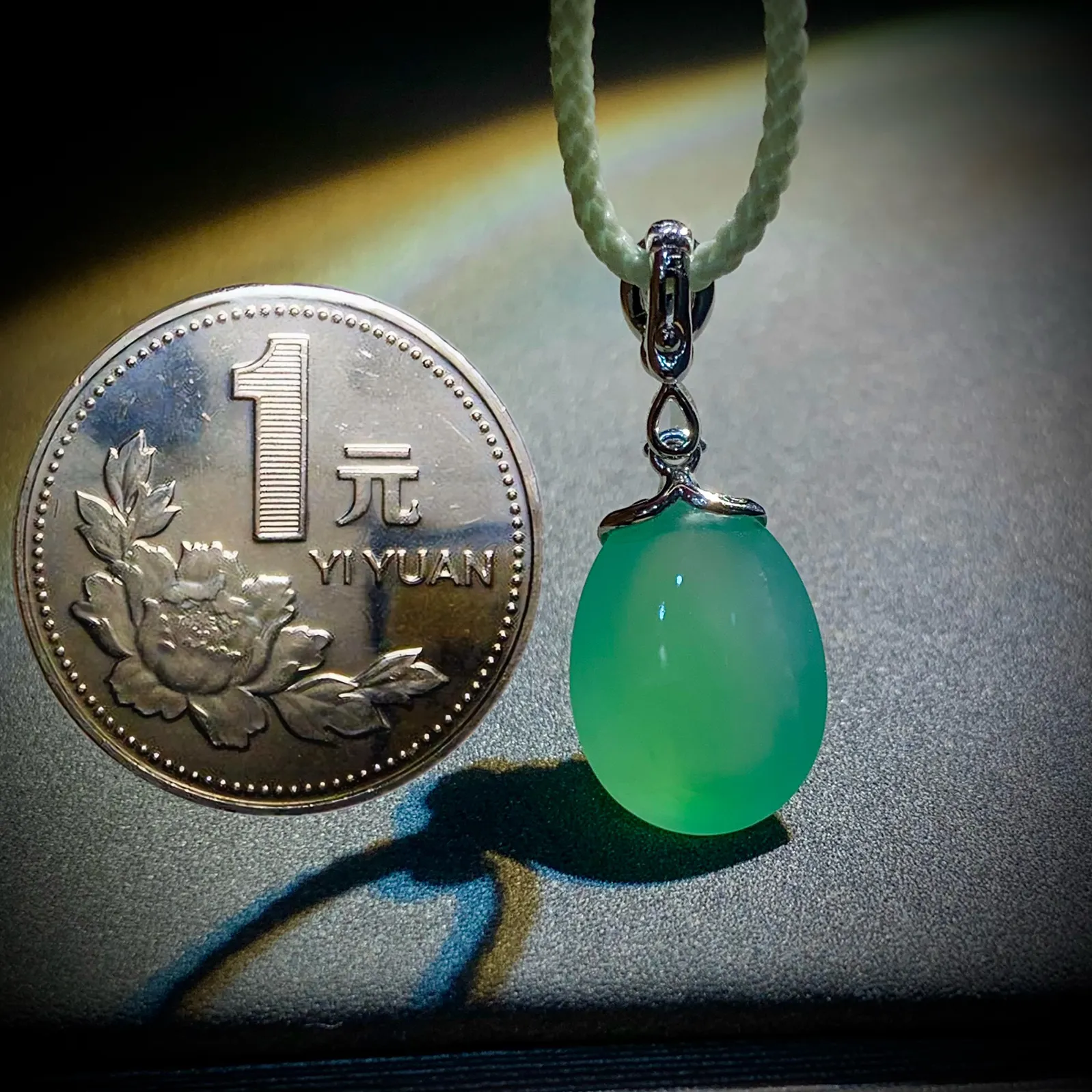 精致小福瓜，裸石约13-10-5mm，
18K金，南非钻，