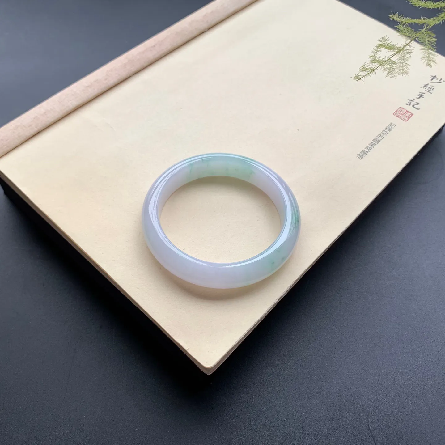 飘绿正圈手镯 尺寸：58.8-12.8-8.3，无纹裂，细腻光滑，清爽干净