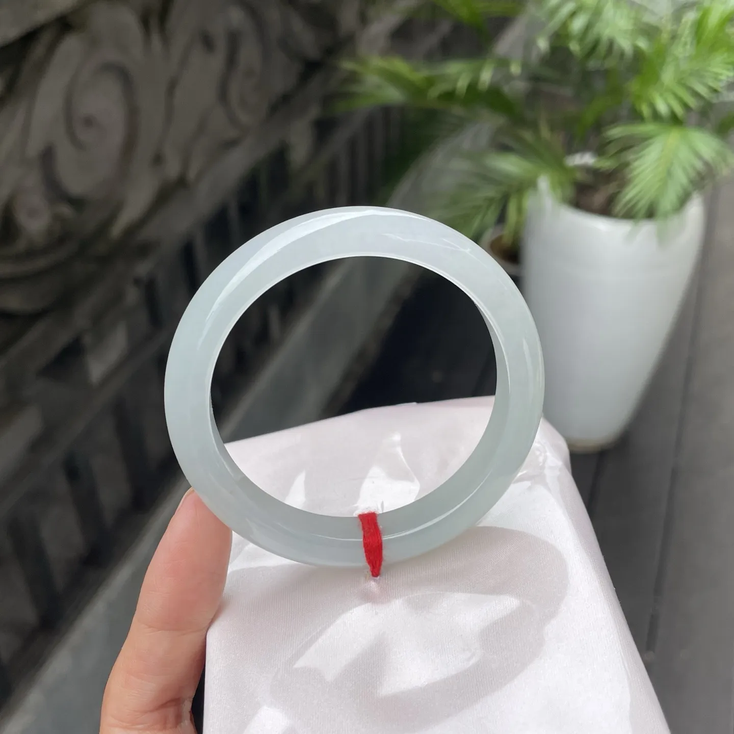 56+圈口
白月光，通透得像山涧里的清泉，淡青的底色清新脱俗，腕间一戴，仿佛连呼吸都带上了山间溪水的清冽与柔美