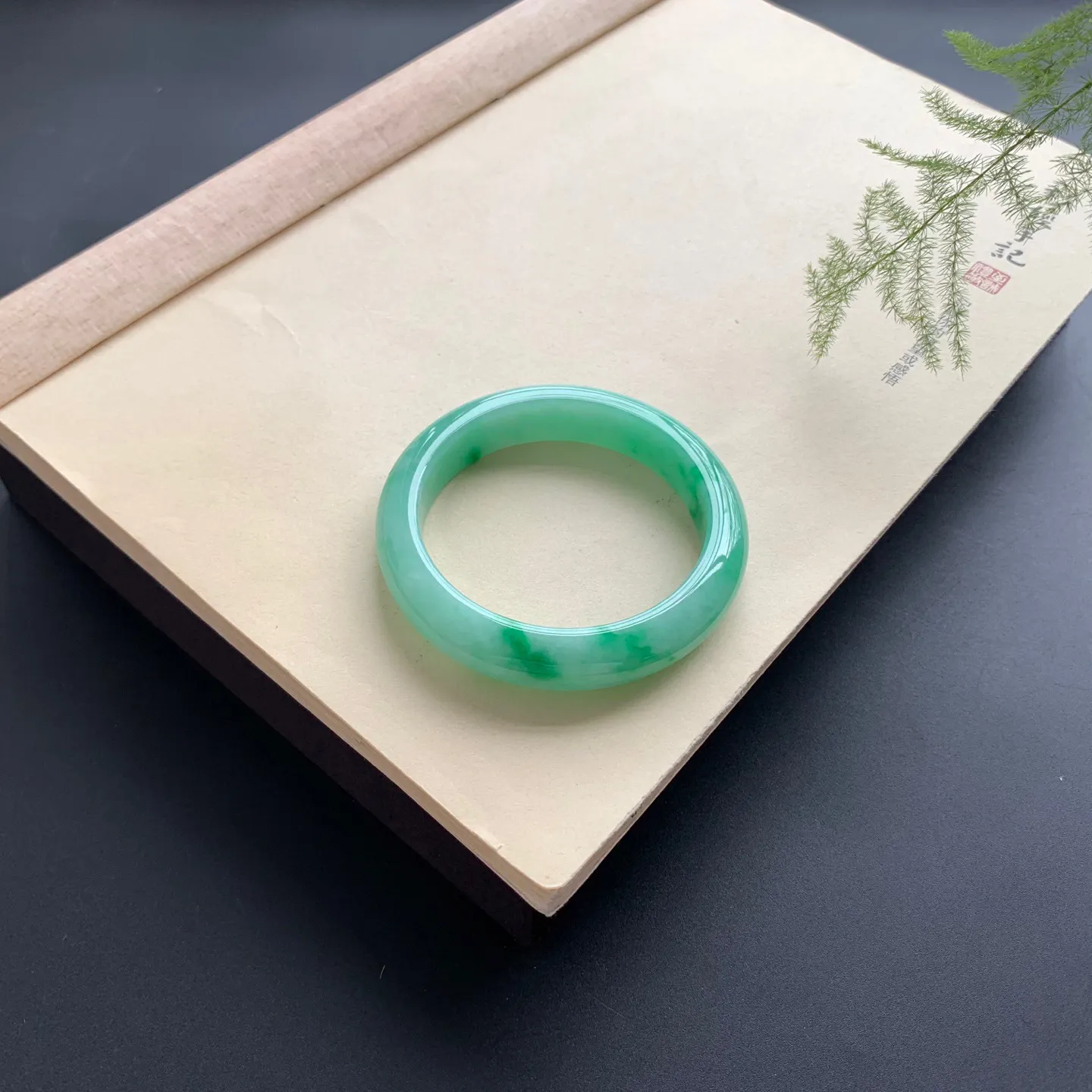 55圈口辣色正圈手镯 尺寸：55-12.5-8.8，无纹裂，细腻光滑，色辣靓丽