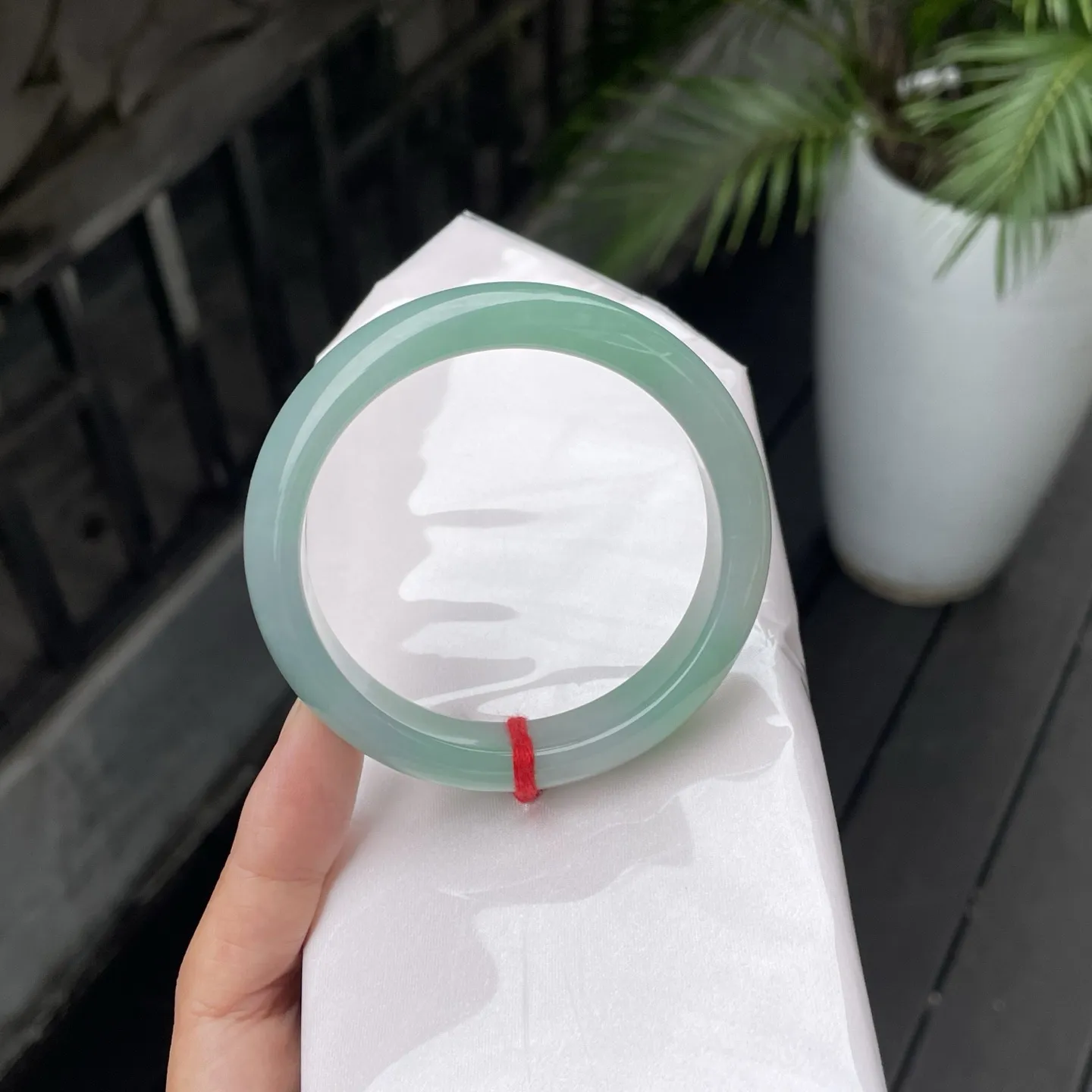 56+圈口️
带色，泛着清浅的绿意，通透得像山涧里澄澈的溪水，明朗清新