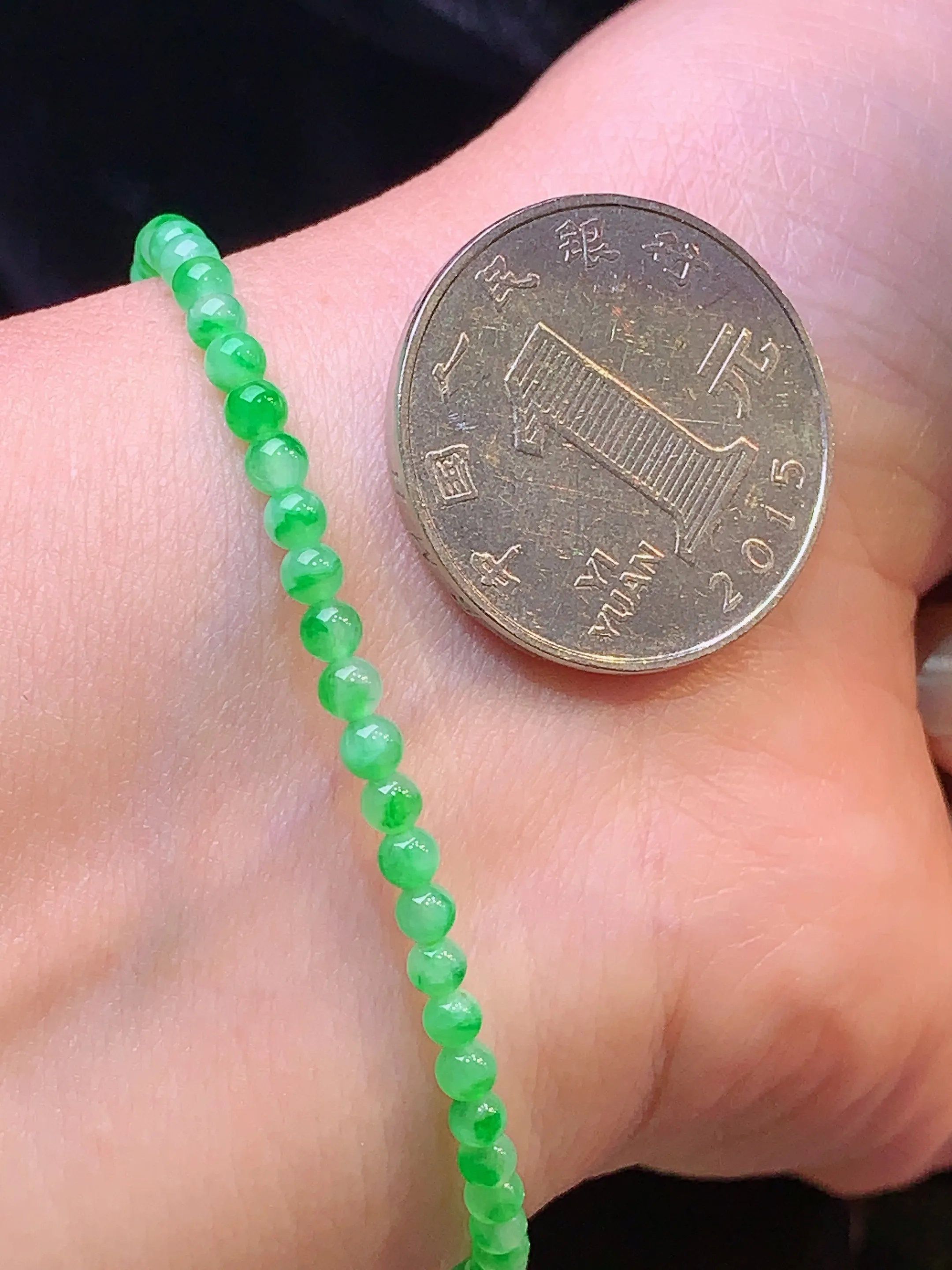 翠绿圆珠手链 玉质细腻 色泽清新艳丽 整体尺寸3.2