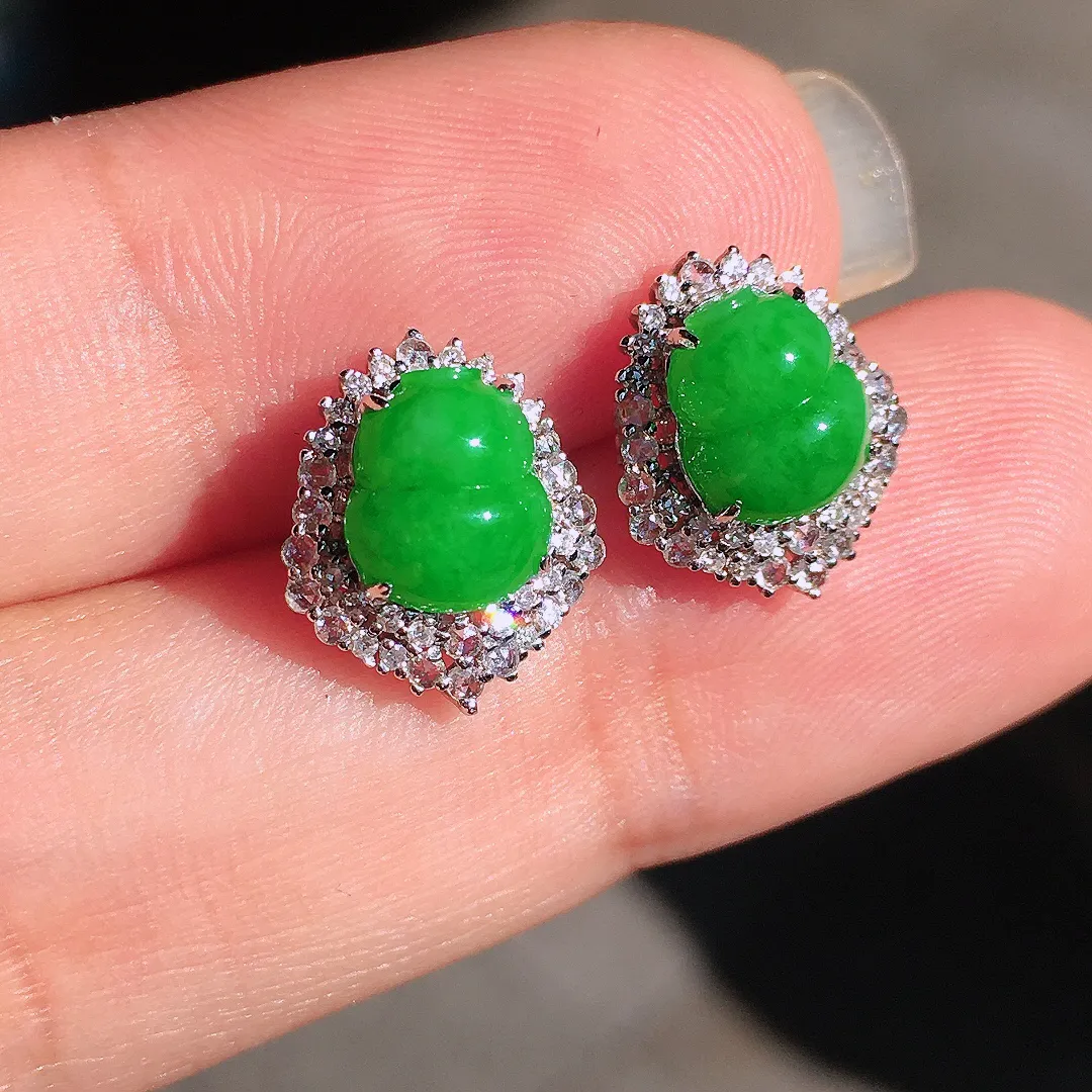 阳绿葫芦耳钉，色泽均匀艳丽，玉质细腻，荧光感超
强，饱满圆润，尽显优雅气质，18k
金豪华镶嵌