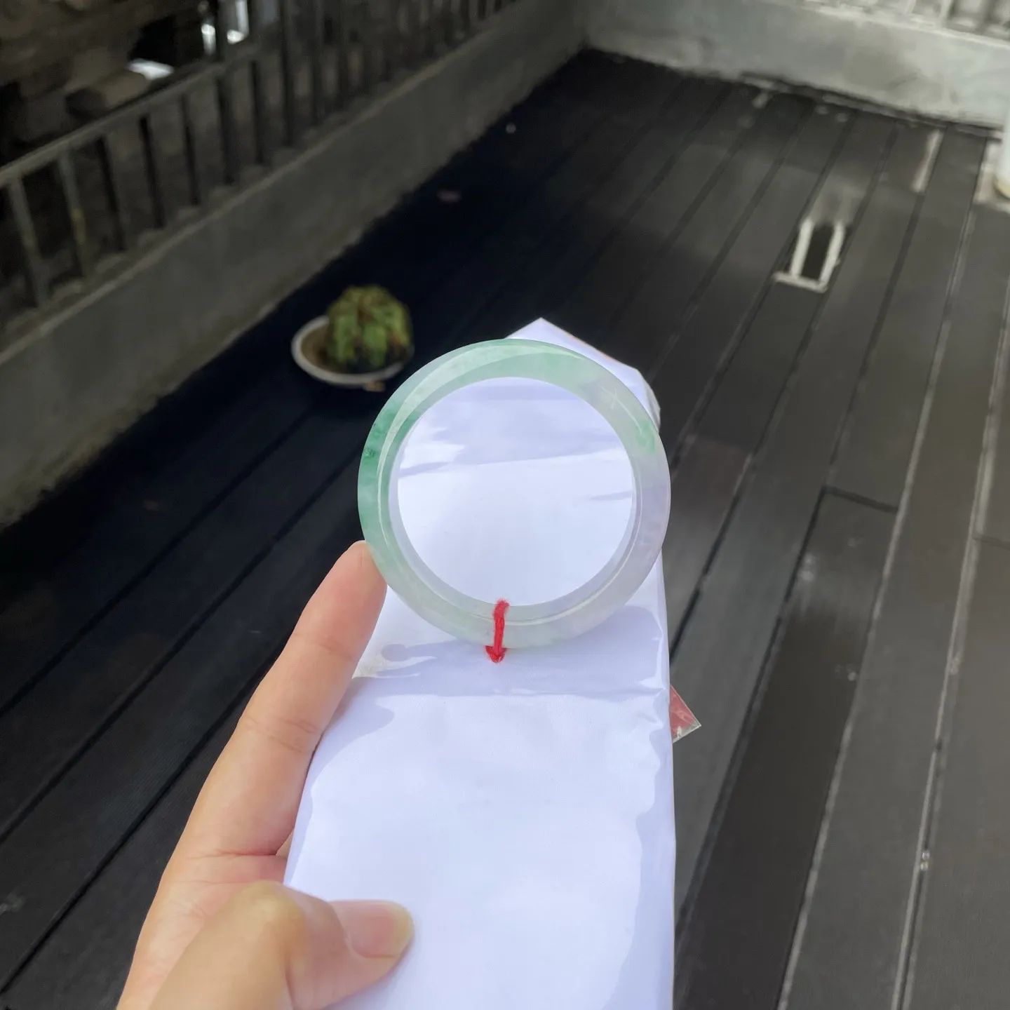 54圈口
春彩，仙仙的紫与翠绿相间，宛若山间升腾的薄雾，轻盈地萦绕在镯身，灵动又富有生机