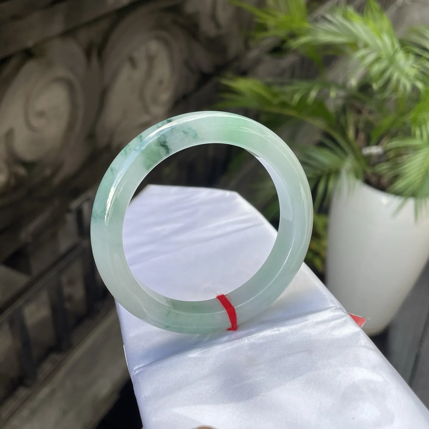 57圈口🥦
飘花，色泽如春日里初绽的新叶，清新的绿意中泛着莹润的光，似把江南的温婉都凝在了环间