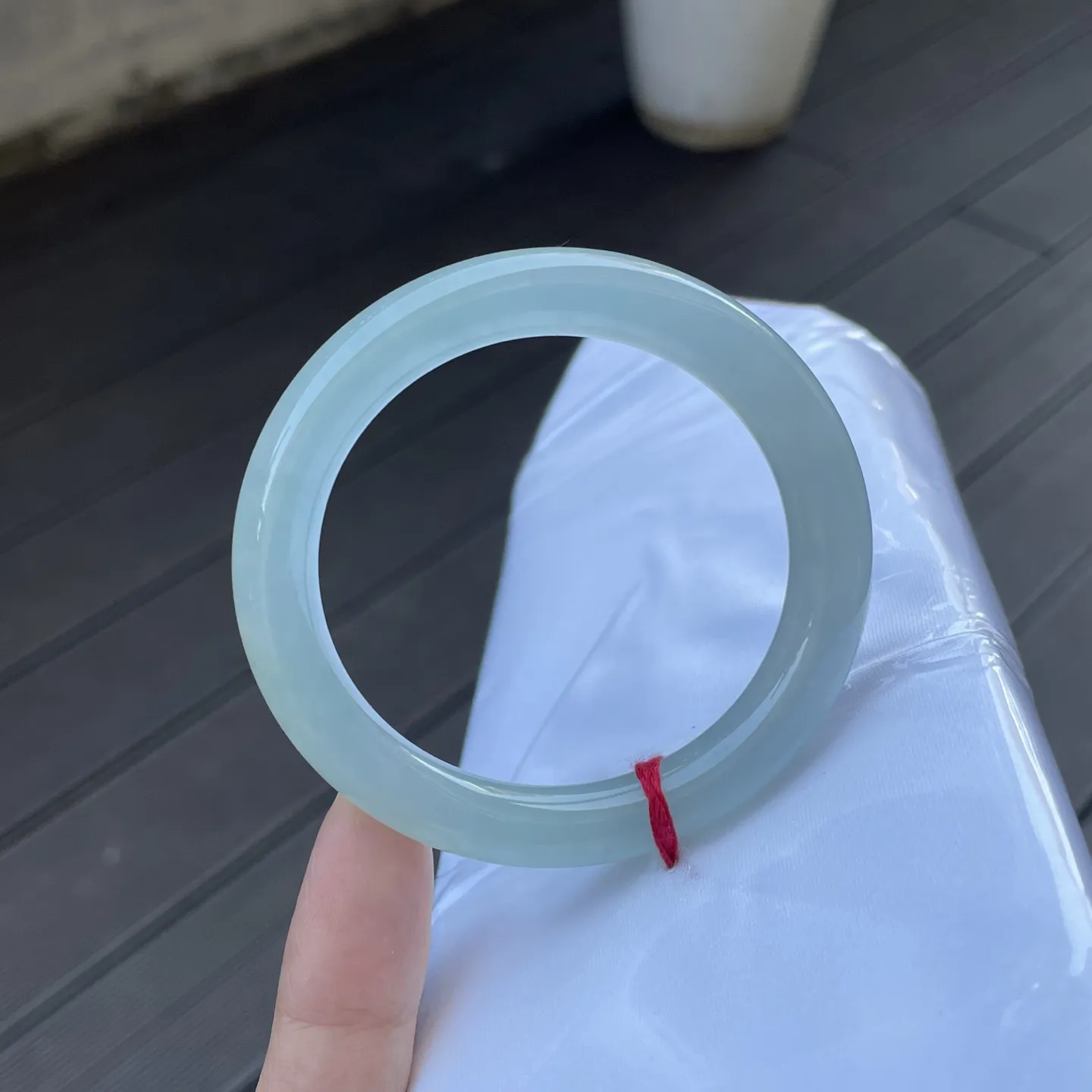 51+圆条
晴底，把清晨薄雾里的那汪湖水凝在了腕间，浅淡的青，温润得能淌出诗意，