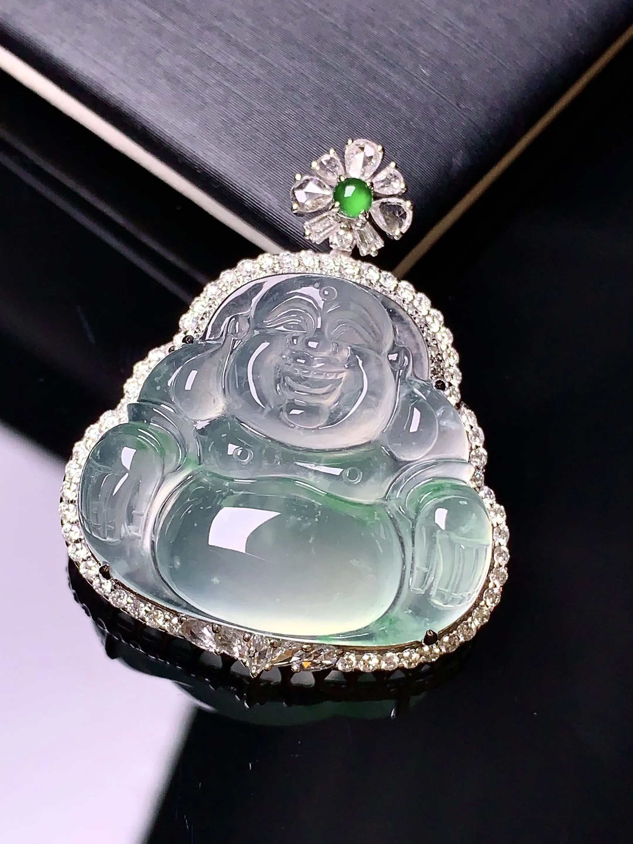 18k金钻镶嵌吊坠 玉质细腻 色泽清新艳丽 整体尺寸33.2*27*10.3