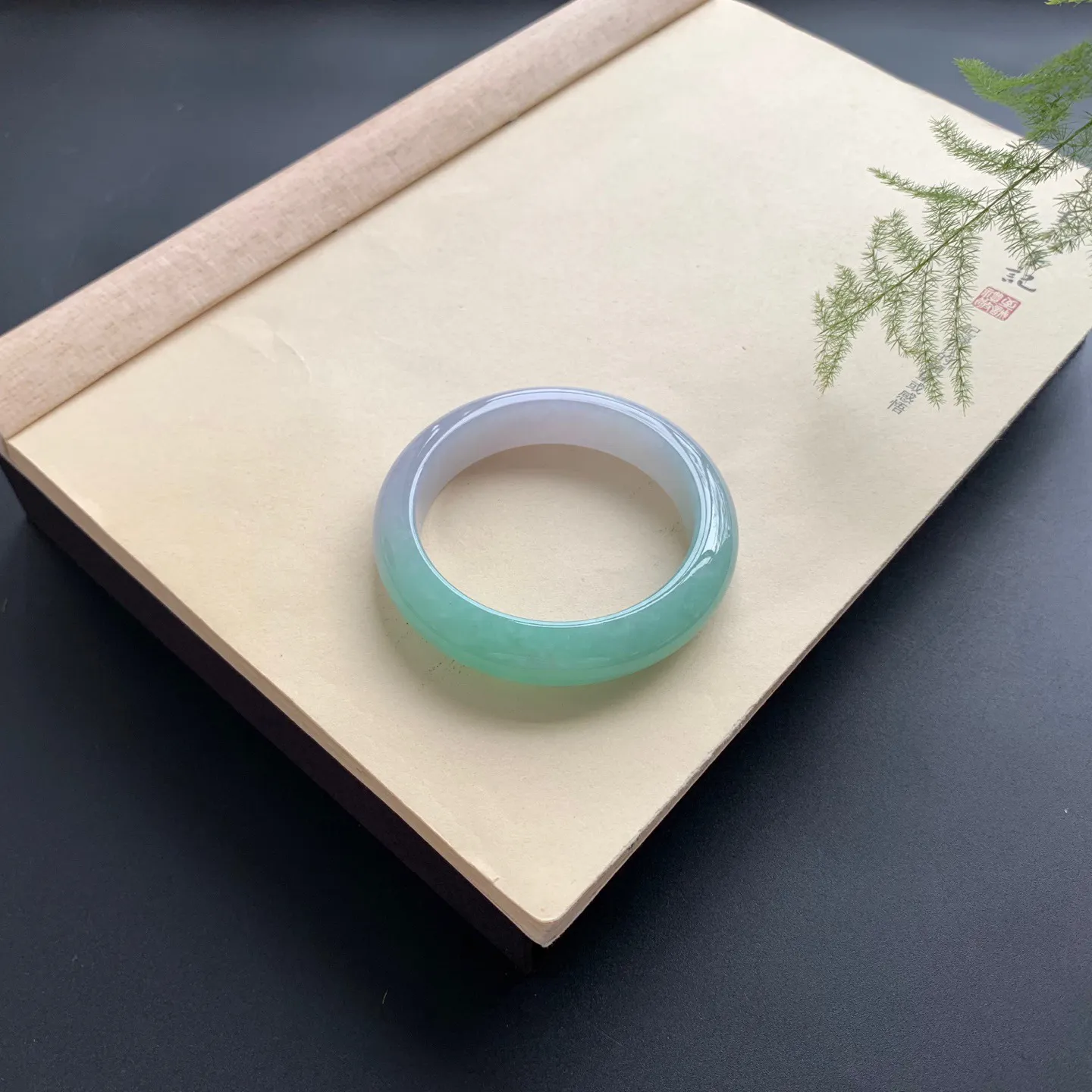 54.5圈口飘绿正圈手镯 尺寸：54.5-13.5-9.5，无纹裂，色泽靓丽，版型厚装