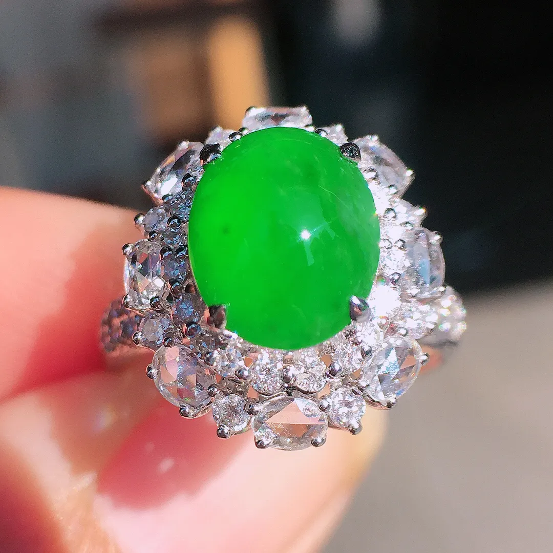 阳绿蛋面戒指，色泽均匀艳丽，玉质细腻，荧光感超
强，饱满圆润，尽显优雅气质，18k
金豪华镶嵌