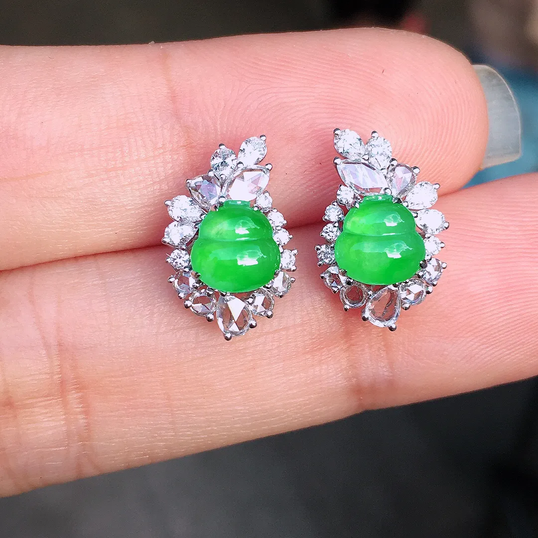 阳绿葫芦耳钉，色泽均匀艳丽，玉质细腻，荧光感超
强，饱满圆润，尽显优雅气质，18k
金豪华镶嵌