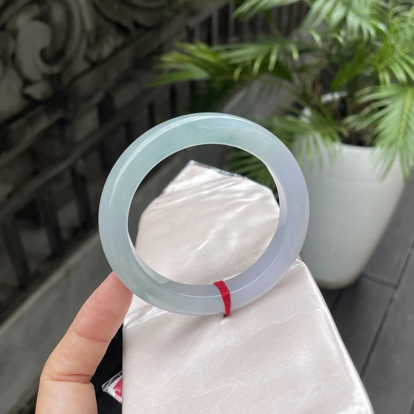 56+圈口
半山半水，飘花，那清浅的色泽在玉环间交融，紫与翠的晕染如天然的工笔