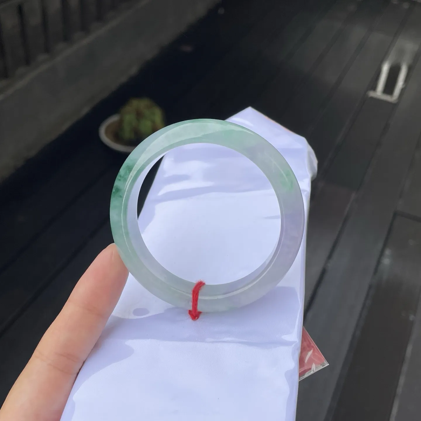 54圈口
春彩，仙仙的紫与翠绿相间，宛若山间升腾的薄雾，轻盈地萦绕在镯身，灵动又富有生机