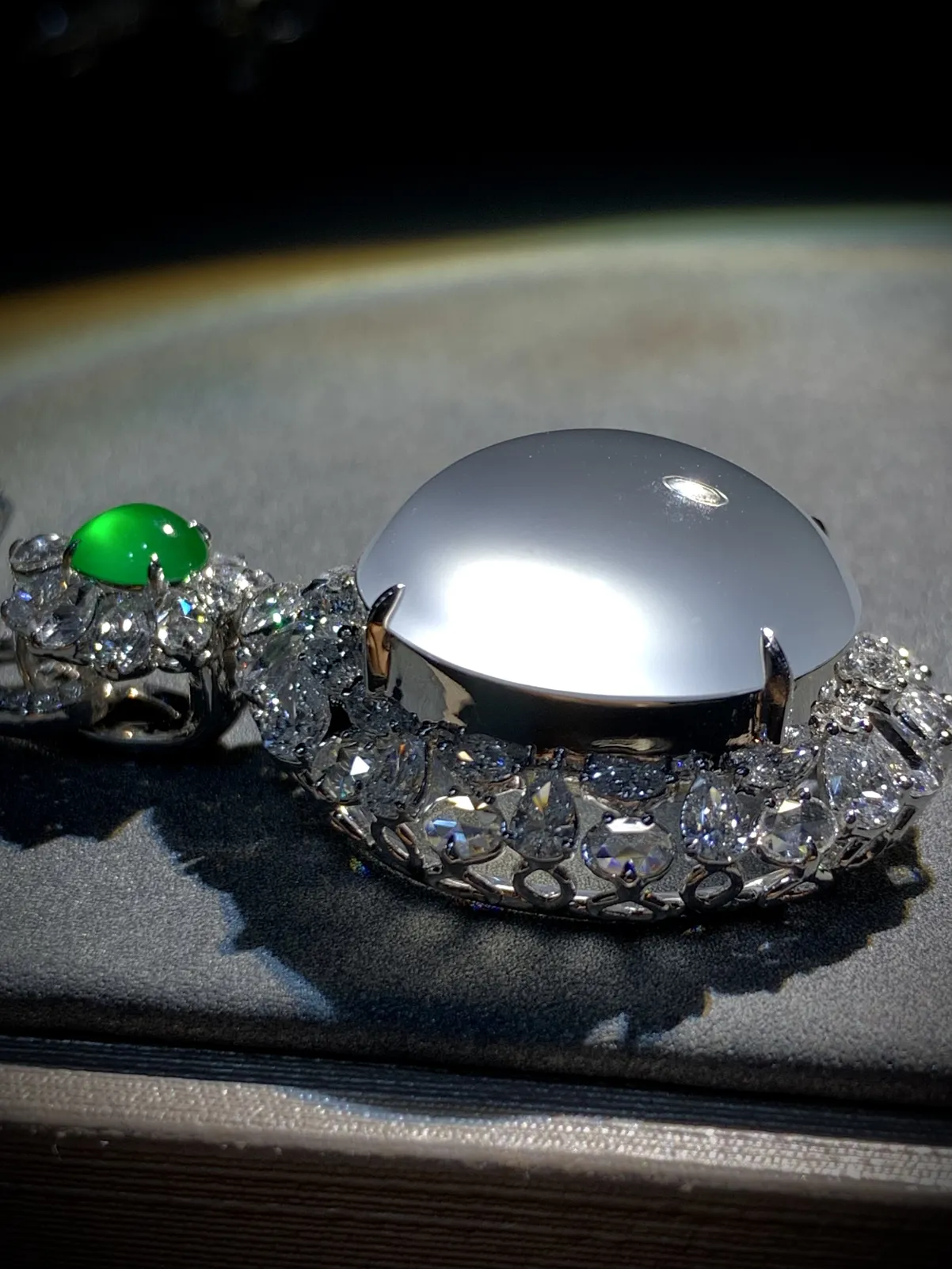 高品质翡翠白蛋面套装，
吊坠裸石约20-17.5-10mm，
整体41.2-23.6-15.8mm，
戒指裸石15.3-14.5-8.6mm，
台面整体22-20.6-15.2mm，14#，
18K金，南非钻，不配链