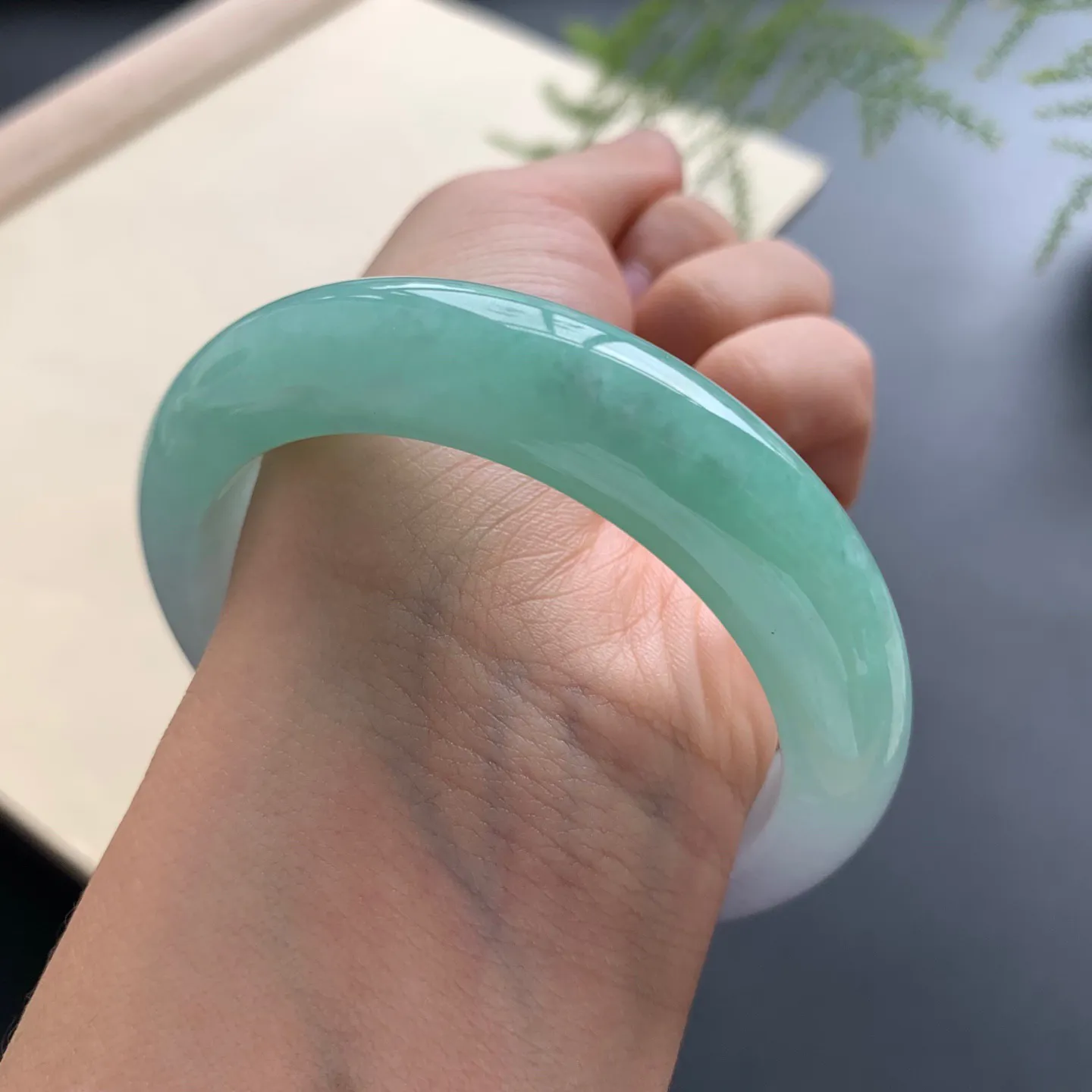 54.5圈口飘绿正圈手镯 尺寸：54.5-13.5-9.5，无纹裂，色泽靓丽，版型厚装