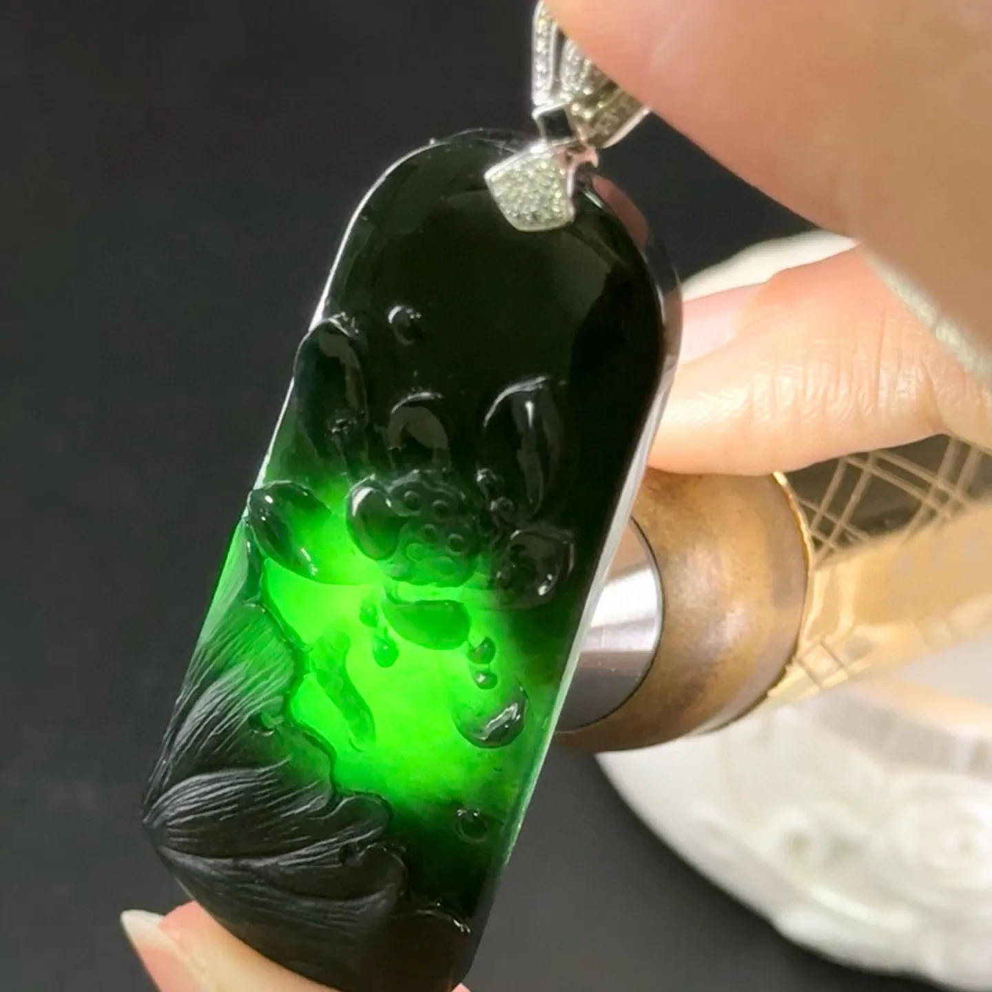 精品18k墨翠荷花牌 种好色正 黑度极好 打灯通透 油性十足  尺寸65.8