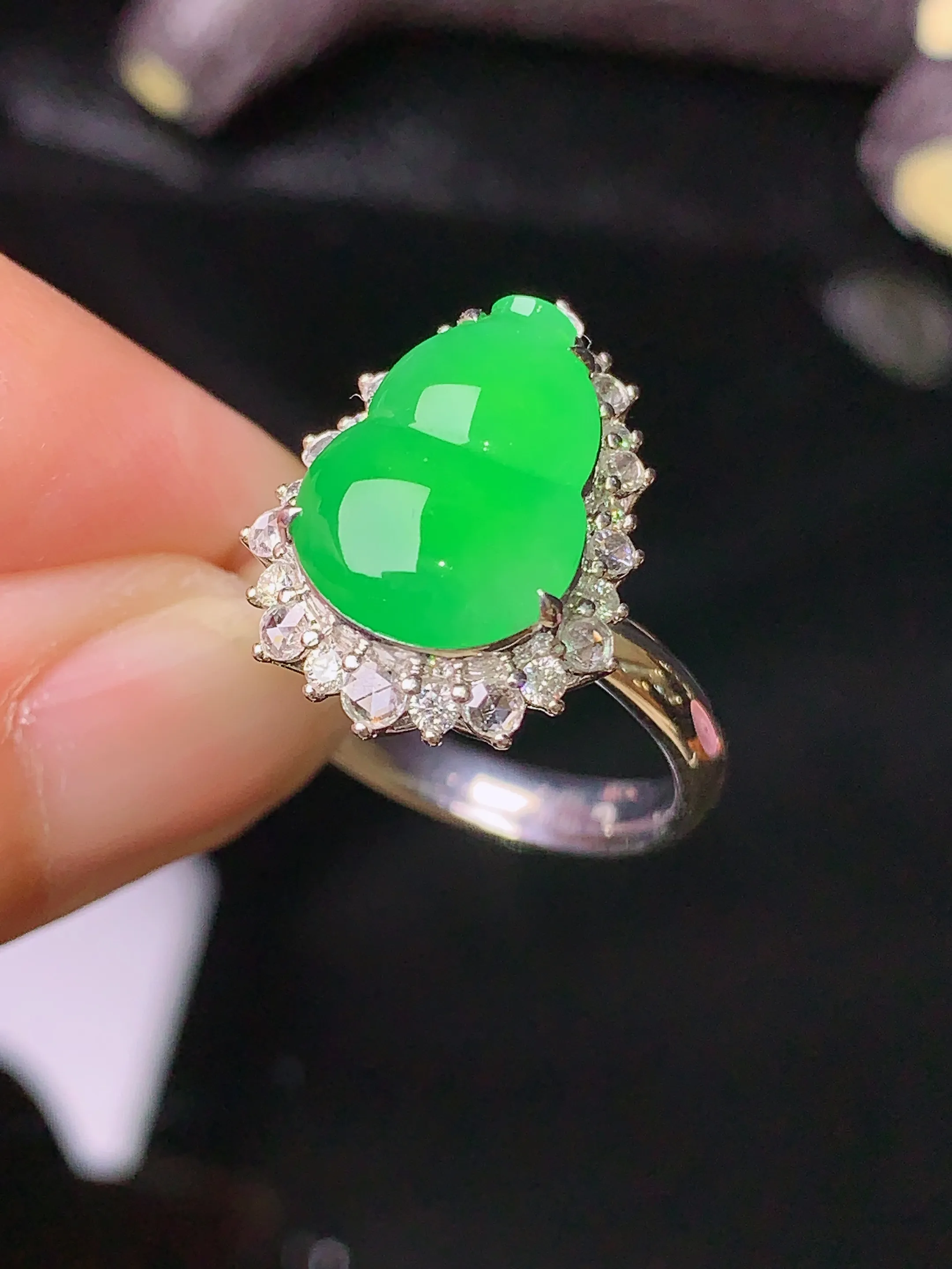 18k金钻镶嵌葫芦戒指 玉质细腻 色泽清新艳丽 圈口13.5 整体尺寸17.8*13.3*10