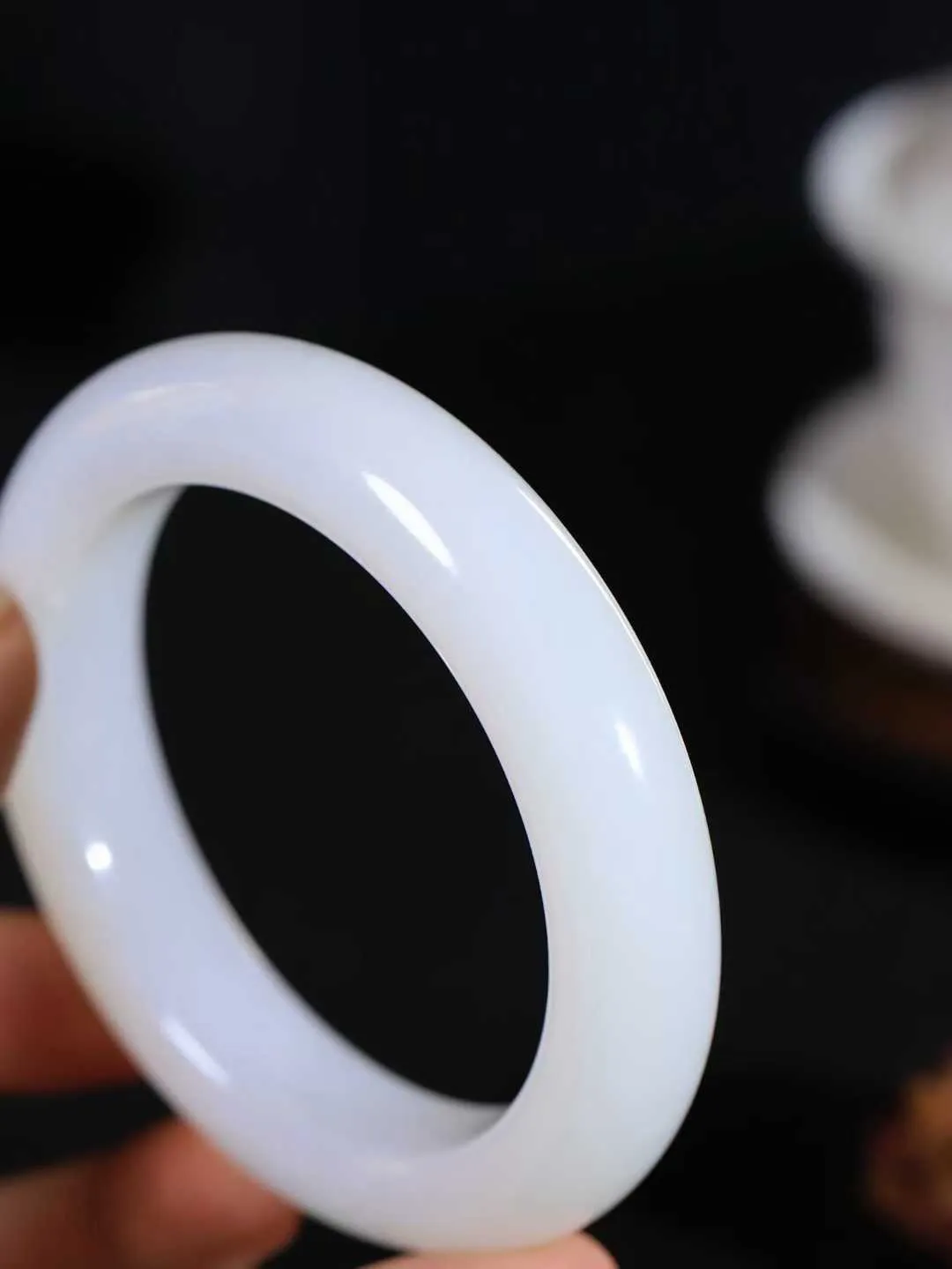 （一见倾心.手镯）

精品️和田玉白玉手镯，玉质温润细腻 油性十足 手感舒适，高华雅逸，线条流畅，简约大气，美自天成，素雅高贵。佩戴于腕间，婉约之美，举手投足间透出那低调奢华。重96.7克  尺寸61.5-14.7-11.7mm FDA79110426