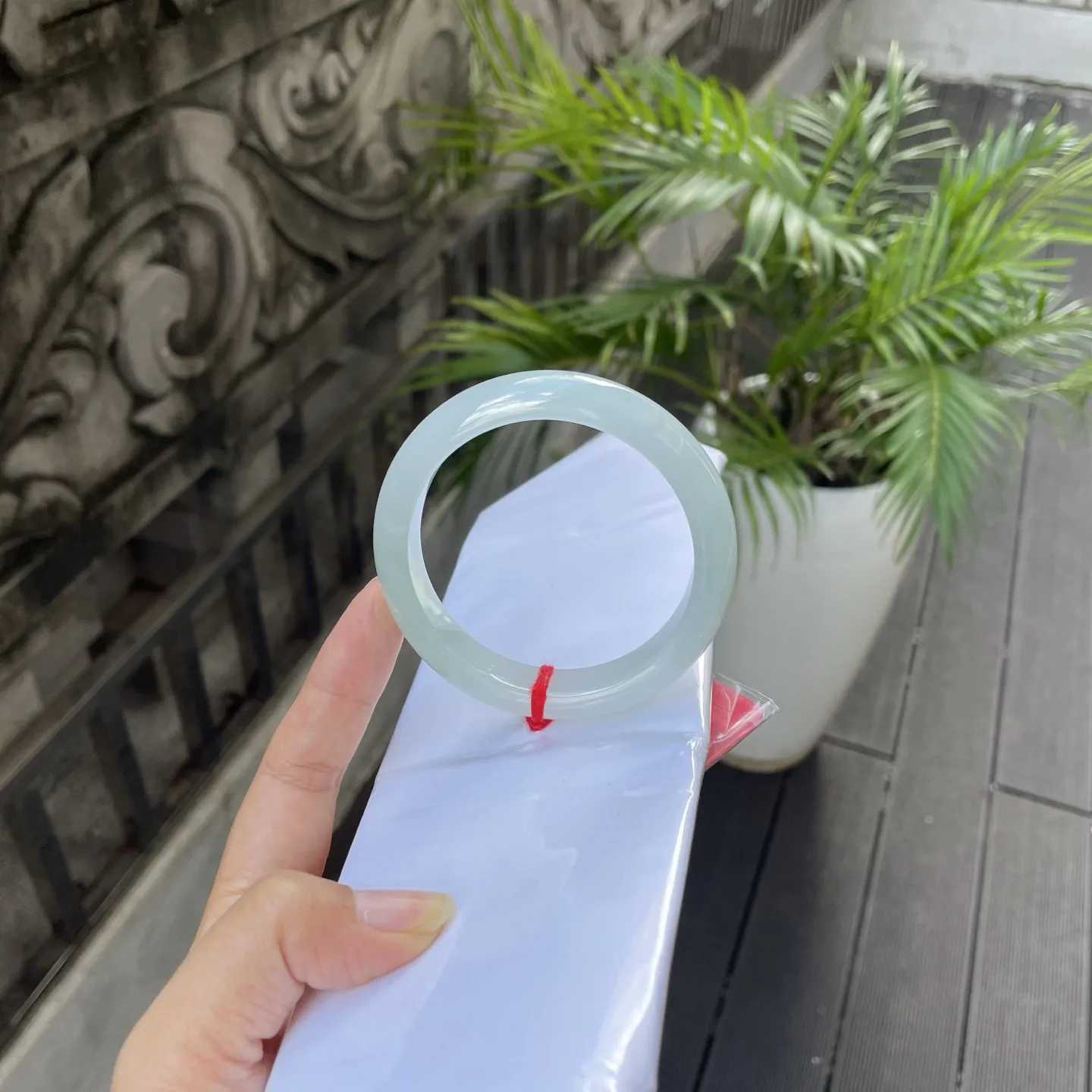 59圈口‍
晴底，似掬了一汪清晨的湖水，清透的翠色里漾着柔光，腕间一戴，便是岁月的清润回响