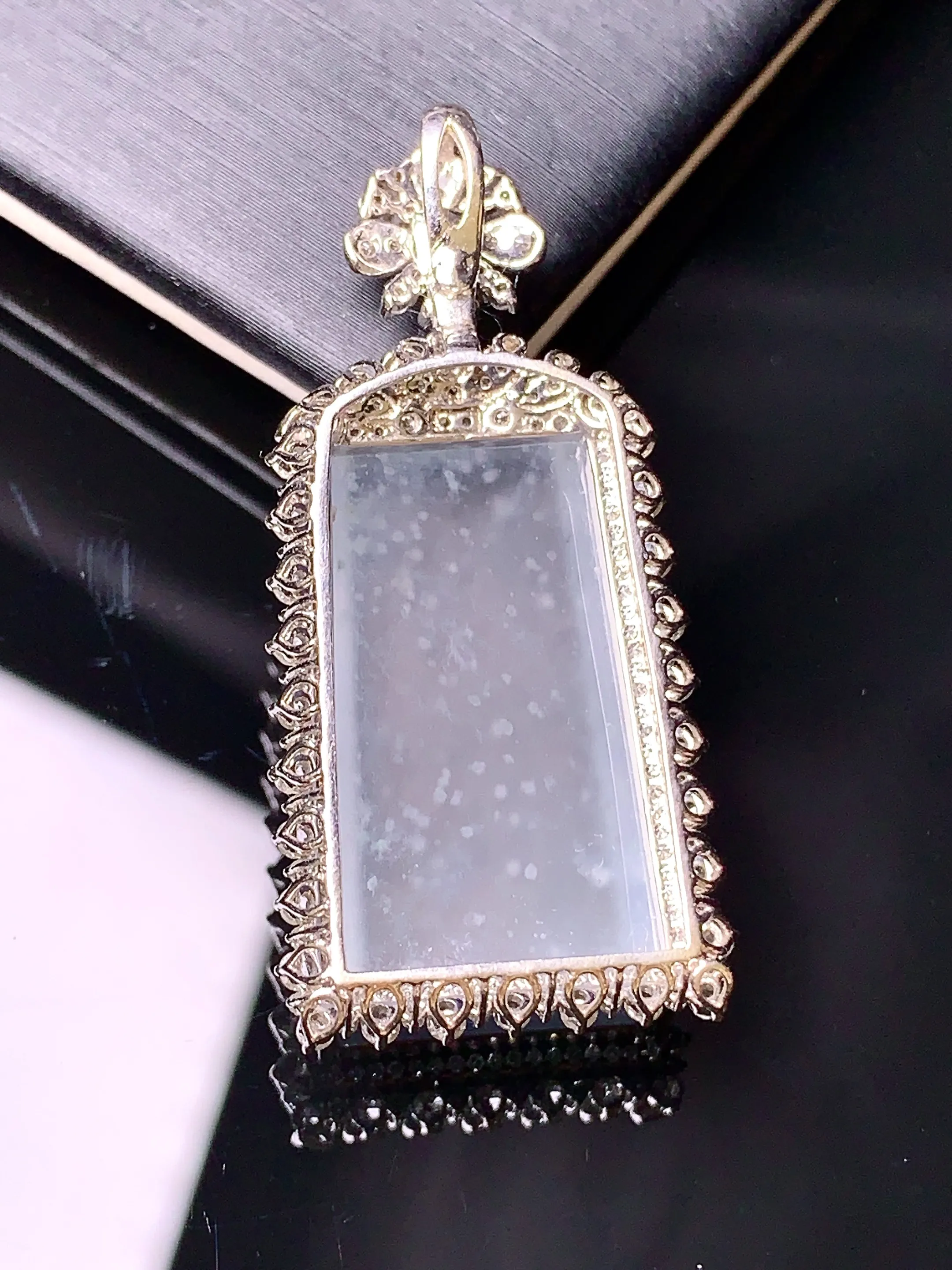 18k金钻镶嵌冰种木那料雪花棉无事牌吊坠 玉质细腻 色泽清新艳丽 整体尺寸39.7*18.6*9.8