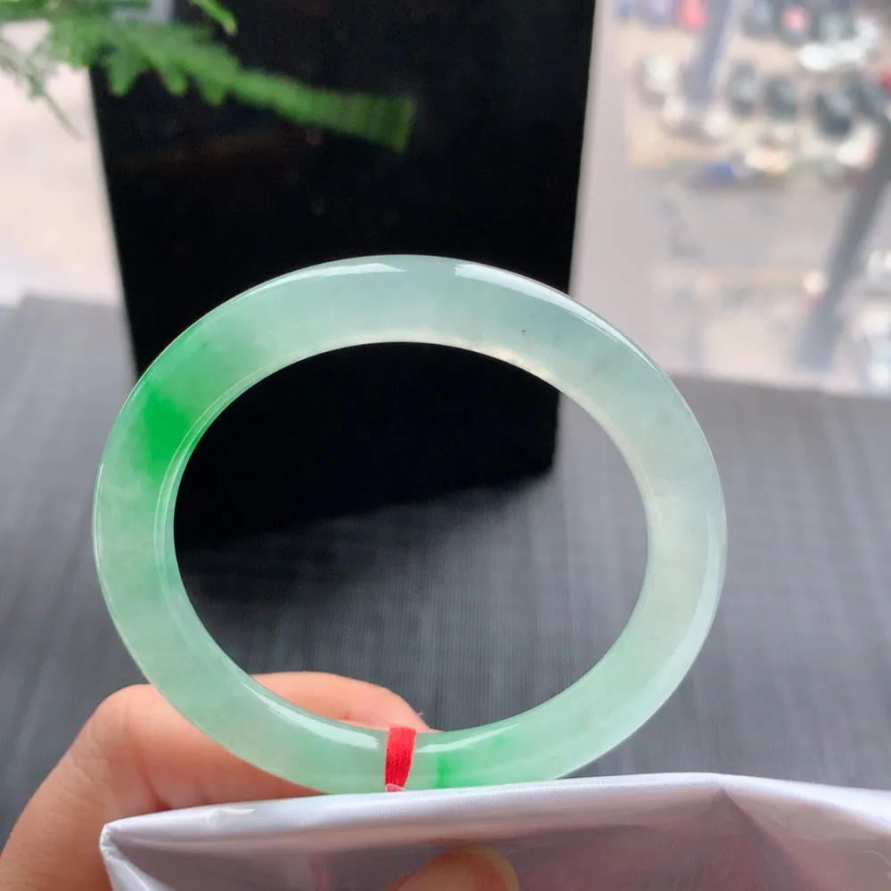 圆条高冰阳绿 无瑕 尺寸:53.8/8.3/8.6 种色俱佳