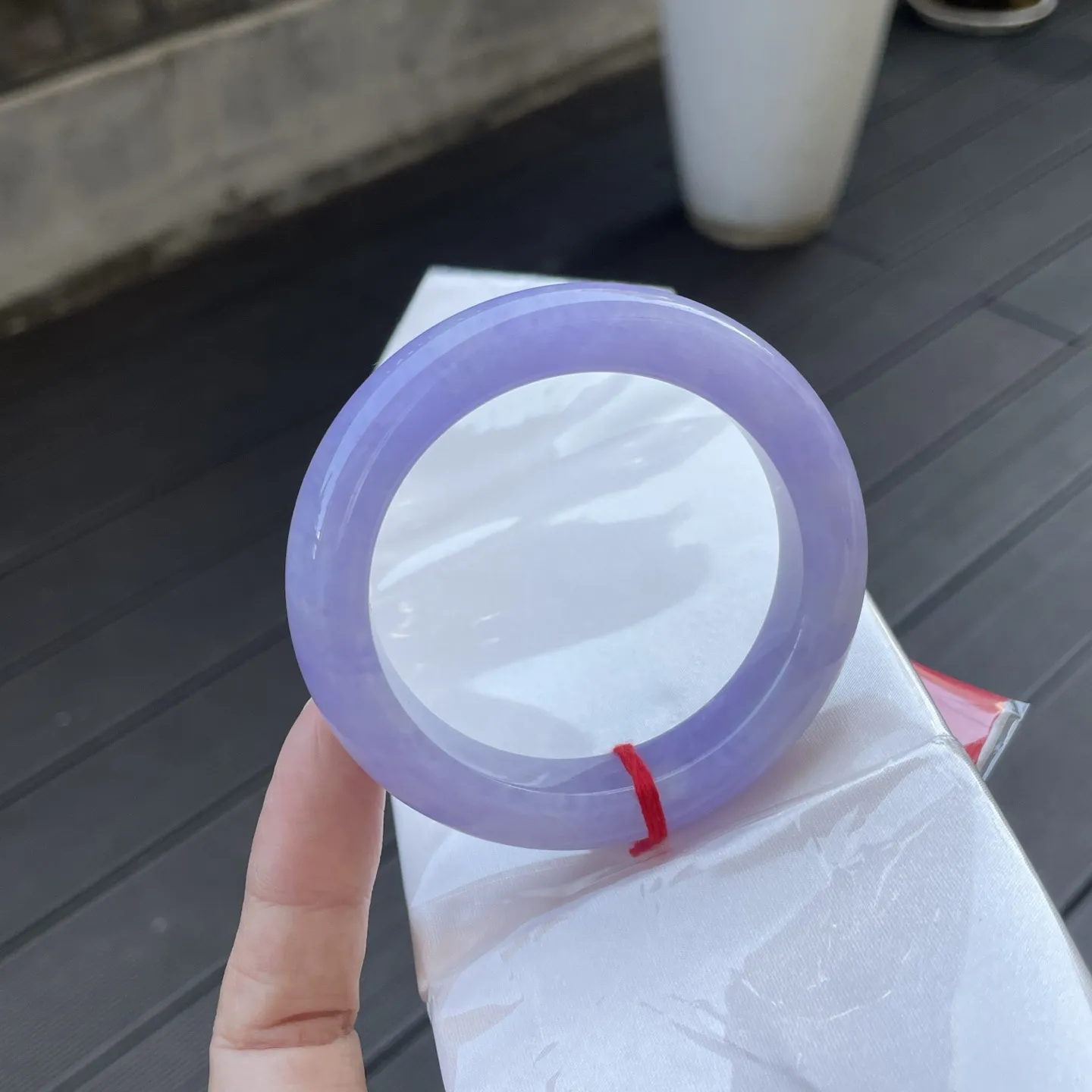 54+圈口
满紫，光泽温润，如盛着一汪紫水晶般的梦，流转着静谧的浪漫