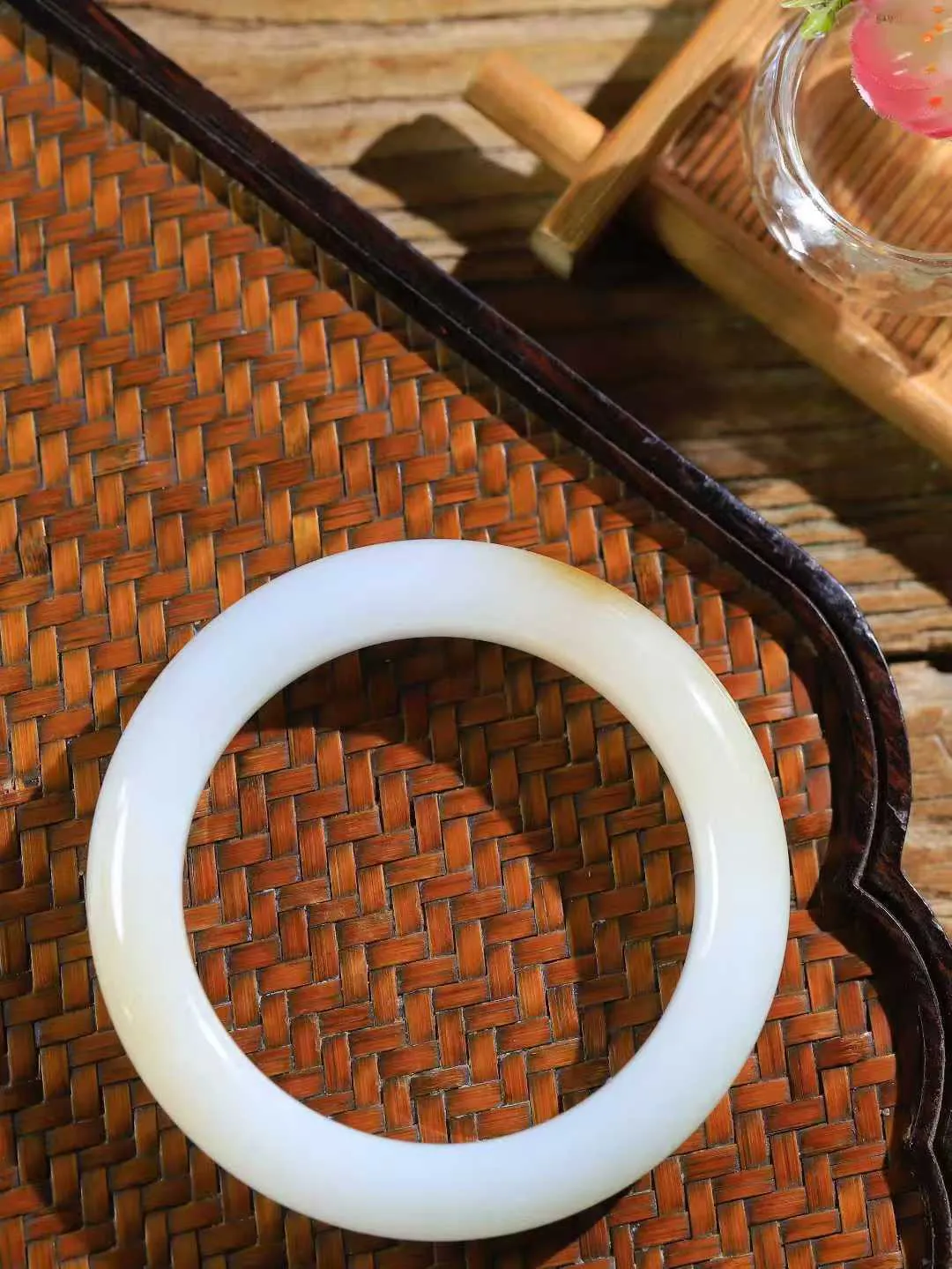 [温润如玉.手镯]

精品和田玉糖白玉手镯。玉质温润细腻 油性十足 手感舒适，高华雅逸，线条流畅，简约大气，美自天成，素雅高贵。佩戴于腕间，婉约之美，举手投足间透出那份低调奢华。重61.5克 内径53.5mm尺寸12.7-10mm FDA-12110400