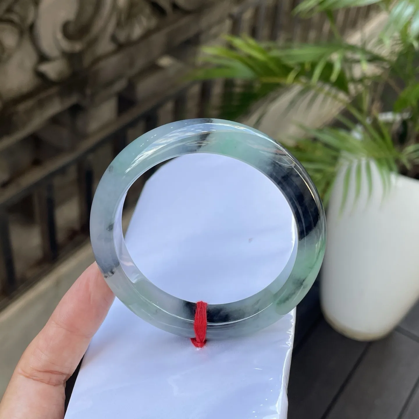 57+圈口🪁
飘花，一汪凝住的春水，墨色的纹理如远山淡影，几点翠色又像春草初萌，在光下漾着清透的韵致