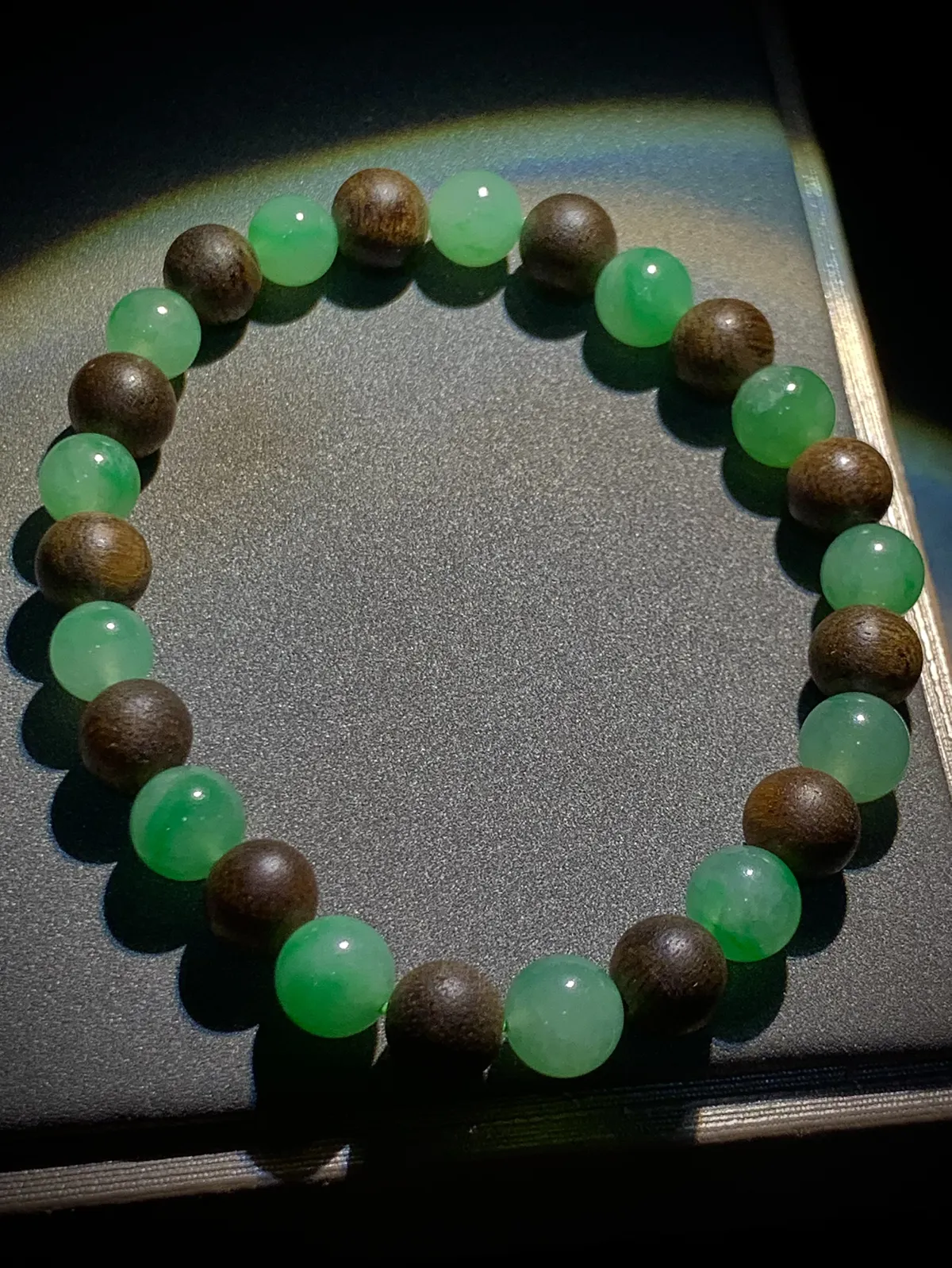 珠子手链手串，直径约6.8mm，
翡翠玉珠13粒，沉香木珠13粒，