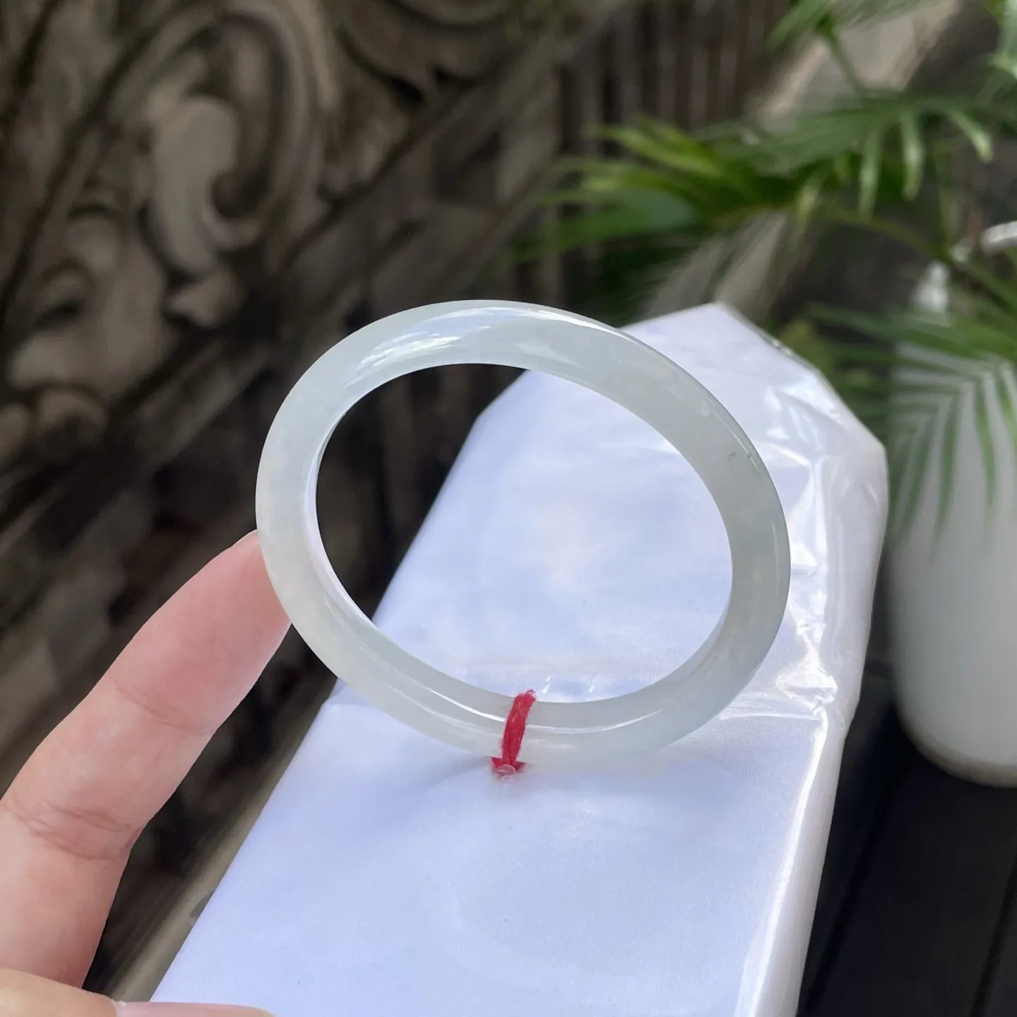 54贵妃
白月光，冰润的肌理仿若把月光锁进了石中，浅淡的色泽如秋水无波，是腕间最空灵的诗笺，