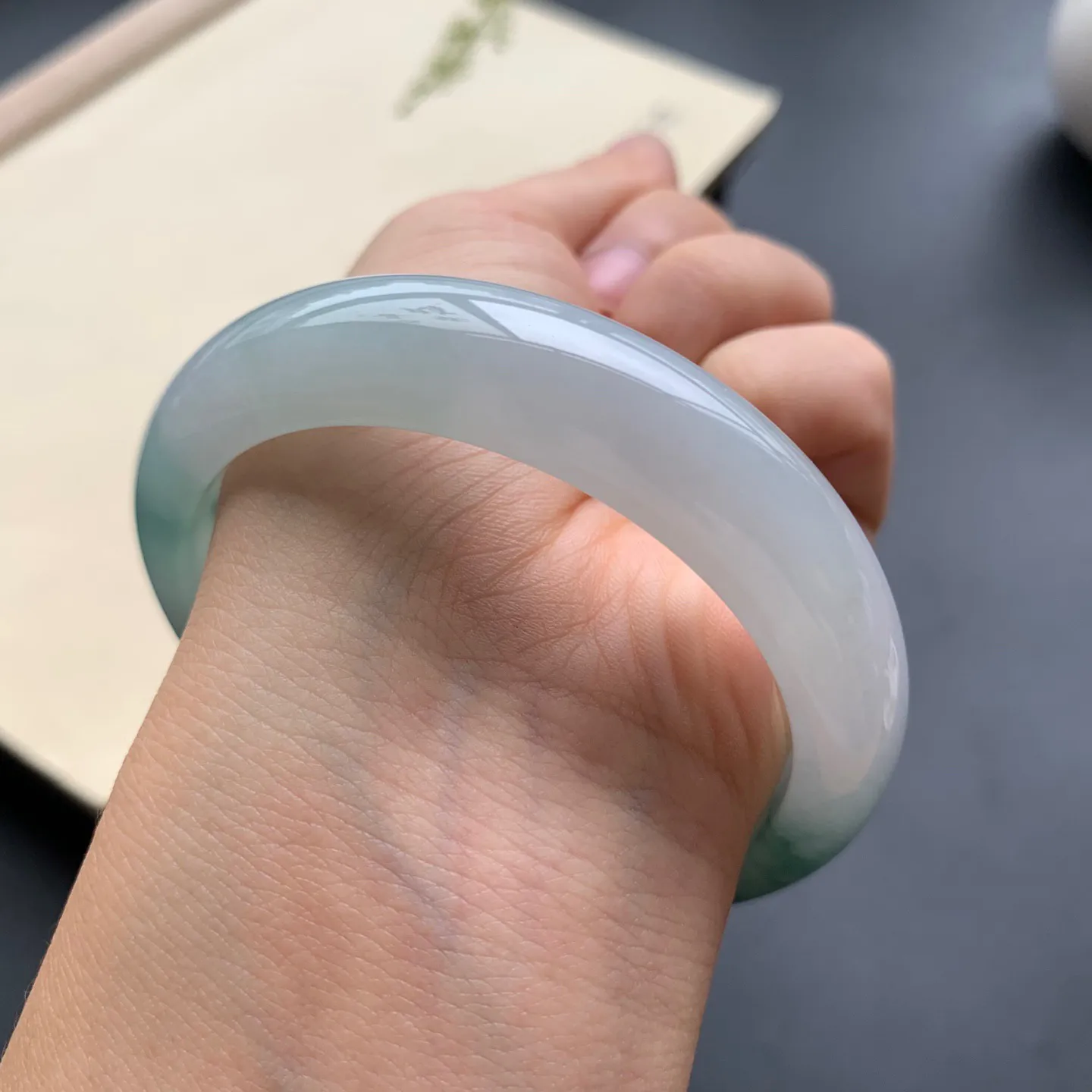 56.6圈口飘花正圈手镯 尺寸：56.6-13-8，无纹裂，水润起胶，优雅迷人